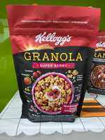Ngũ cốc ăn sáng Granola Kelloggs với quả mọng nho khô hạnh nhân và hạt bí 220g