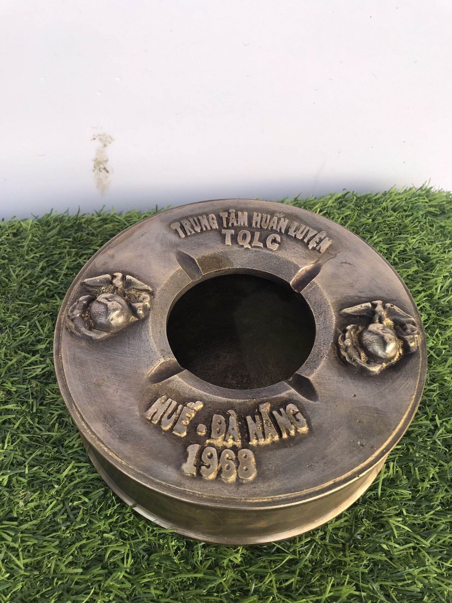 Gạt tàn đồng Thuỷ Quân Lục Chiến 1968 bằng đồng nặng 2,9kg