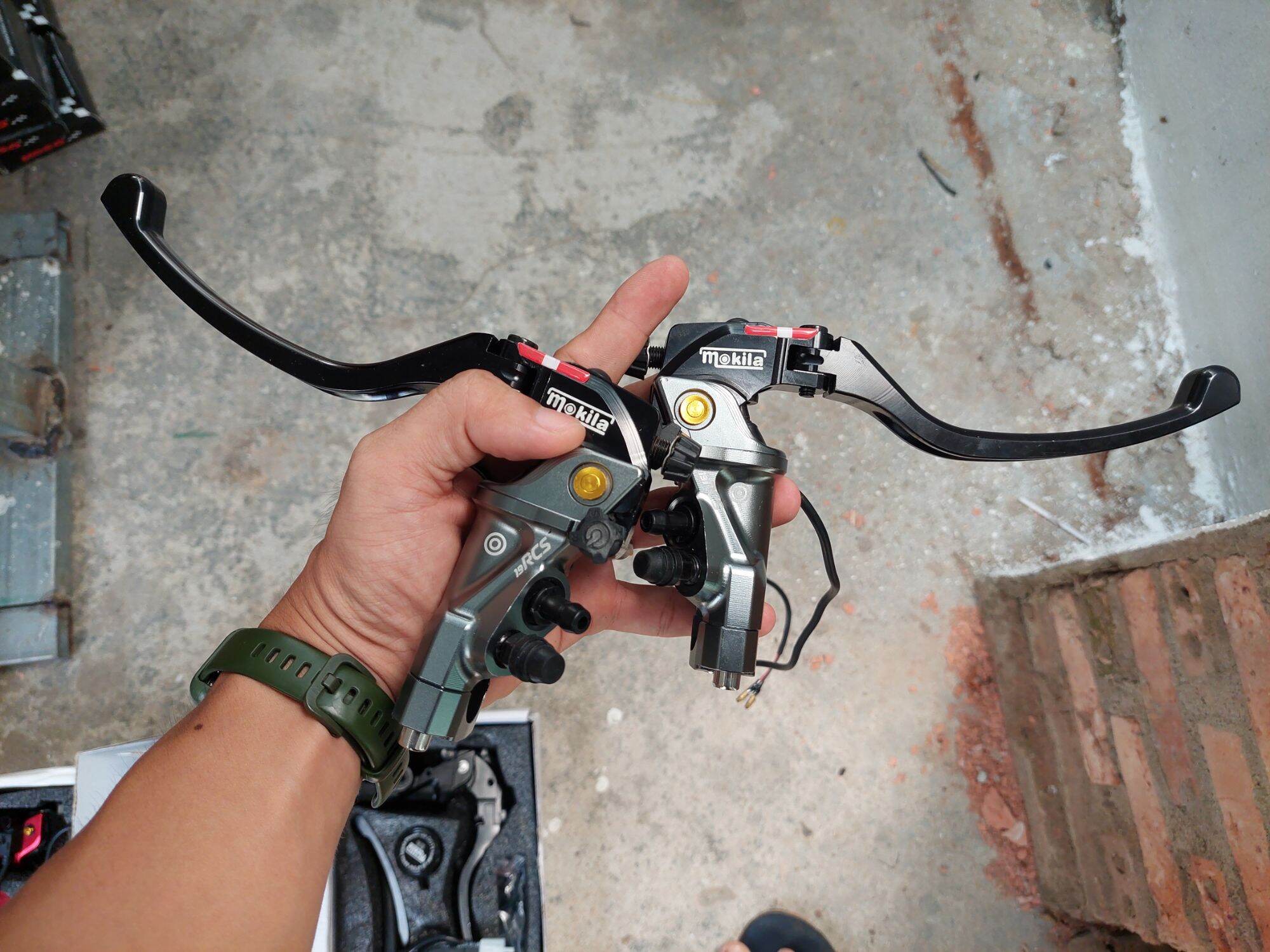 Tay thắng bình dầu rời Mokila ( 1 cặp)
