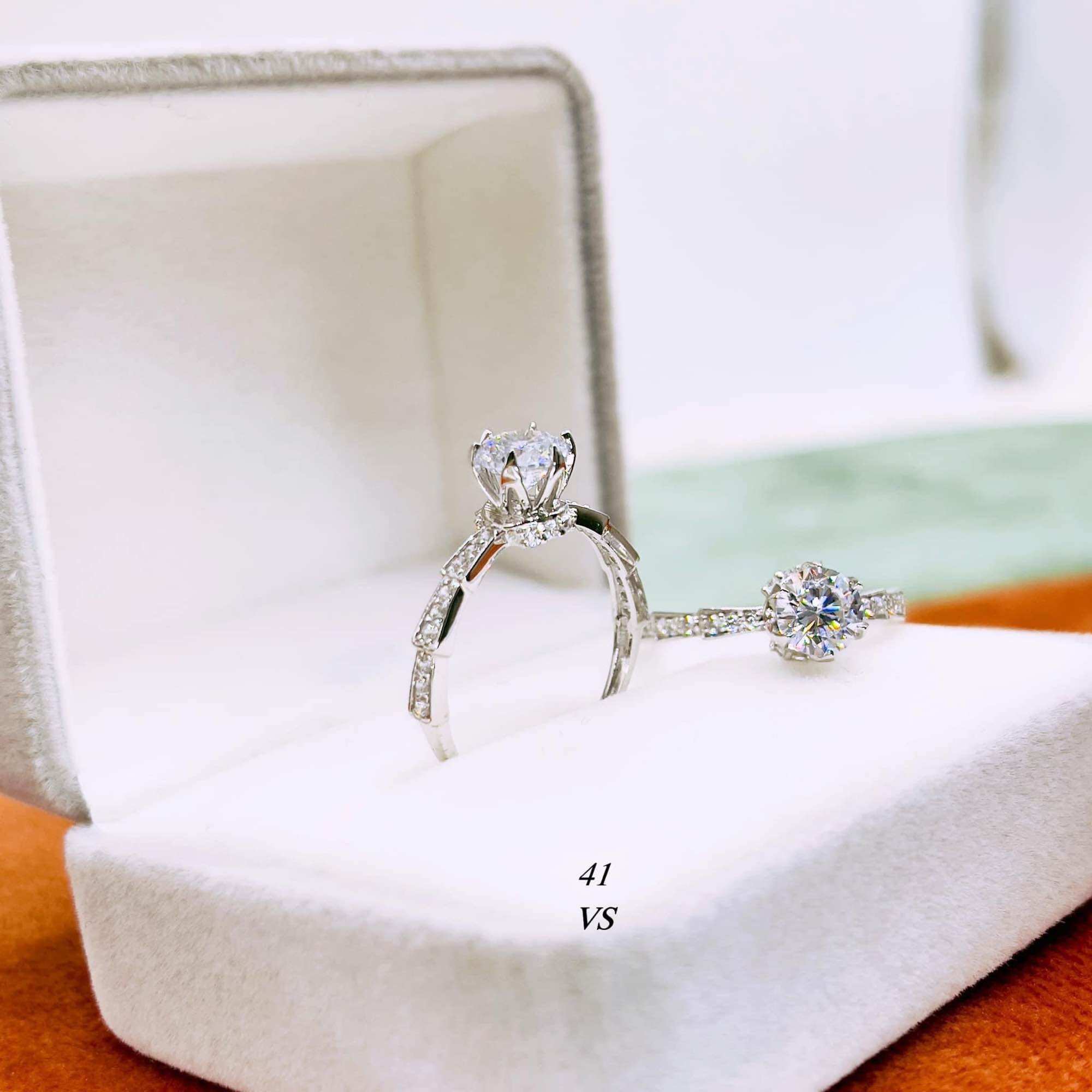 Nhẫn vàng trắng - nhẫn cầu hôn siêu xinh - siêu lòng ce nạ🥰 . ib hd đo sai . có bảo hành