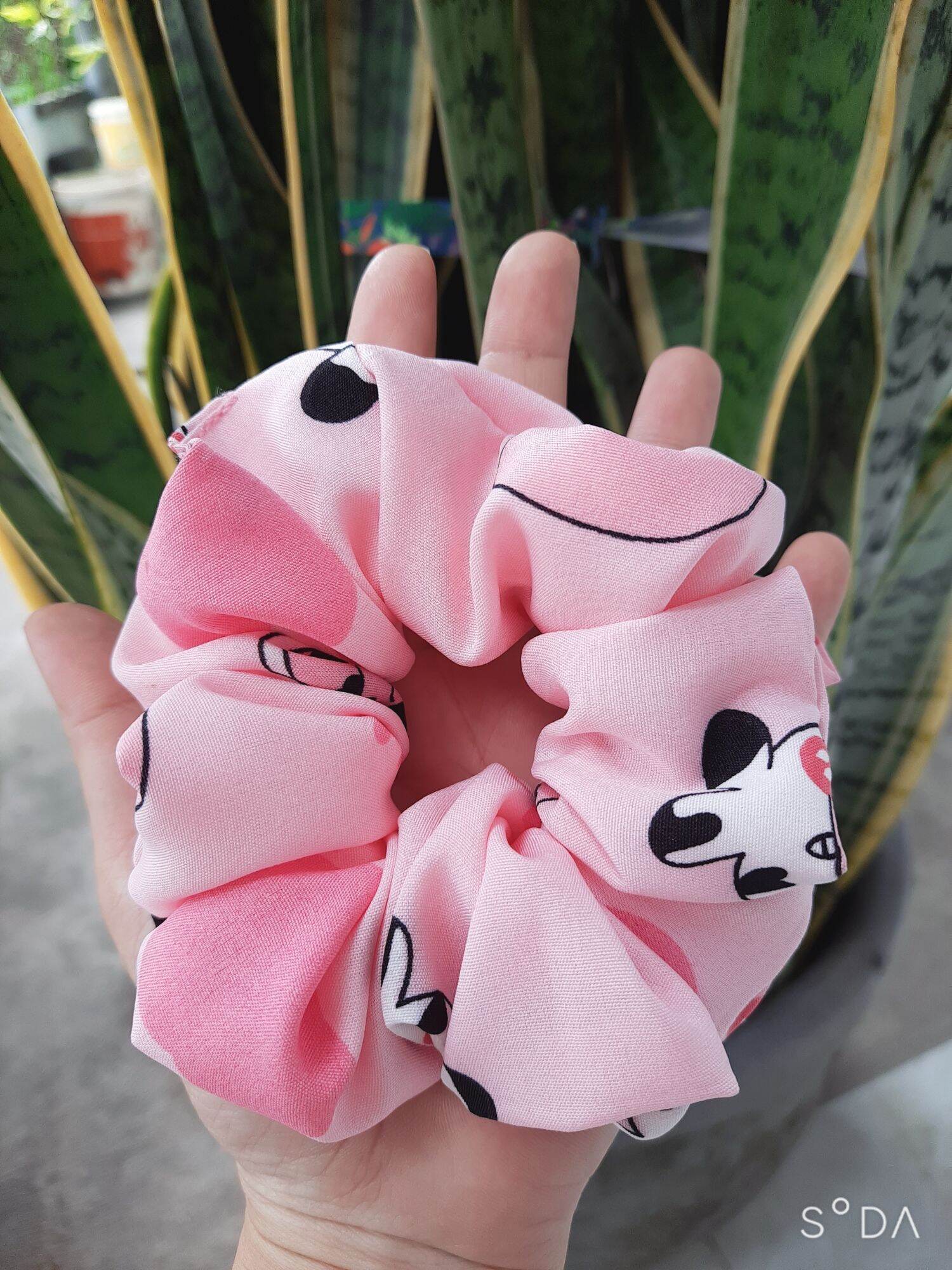Cột tóc Scrunchies bò sữa
