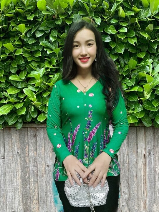Áo bà ba in hoa vải lụa pha thun cổ tim tay dài
