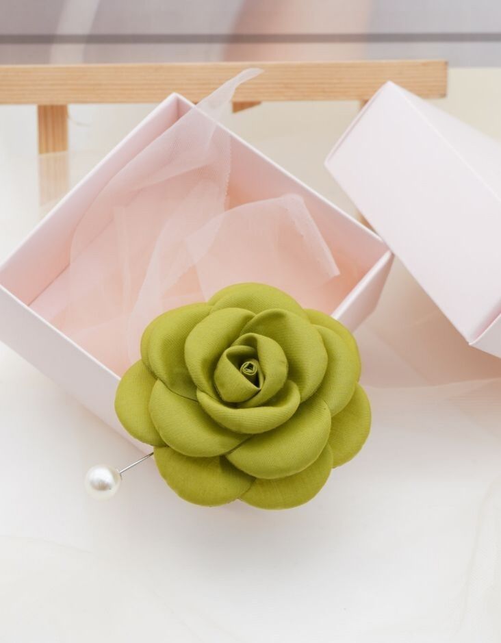 Hoa cài áo handmade bông hoa trà lụa màu bơ