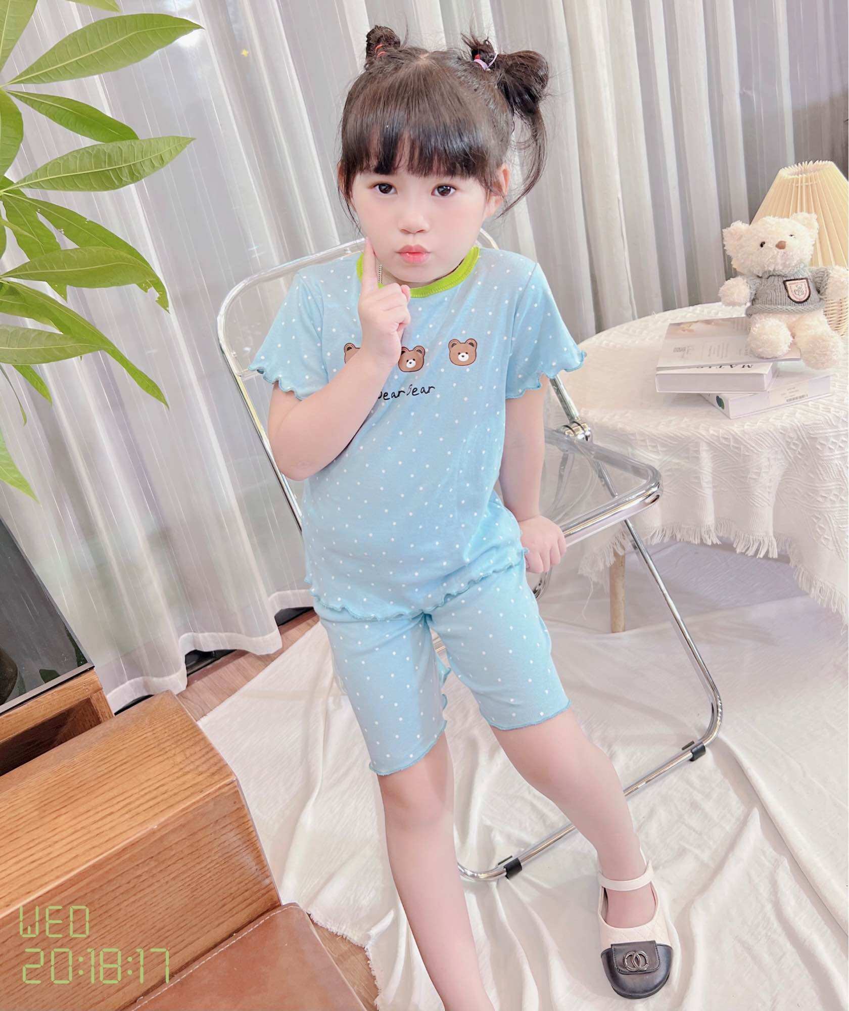 Bộ quần lửng bé gái hình gấu chấm bi
