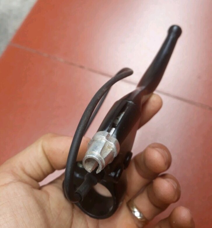 Tay phanh bên phải xe điện