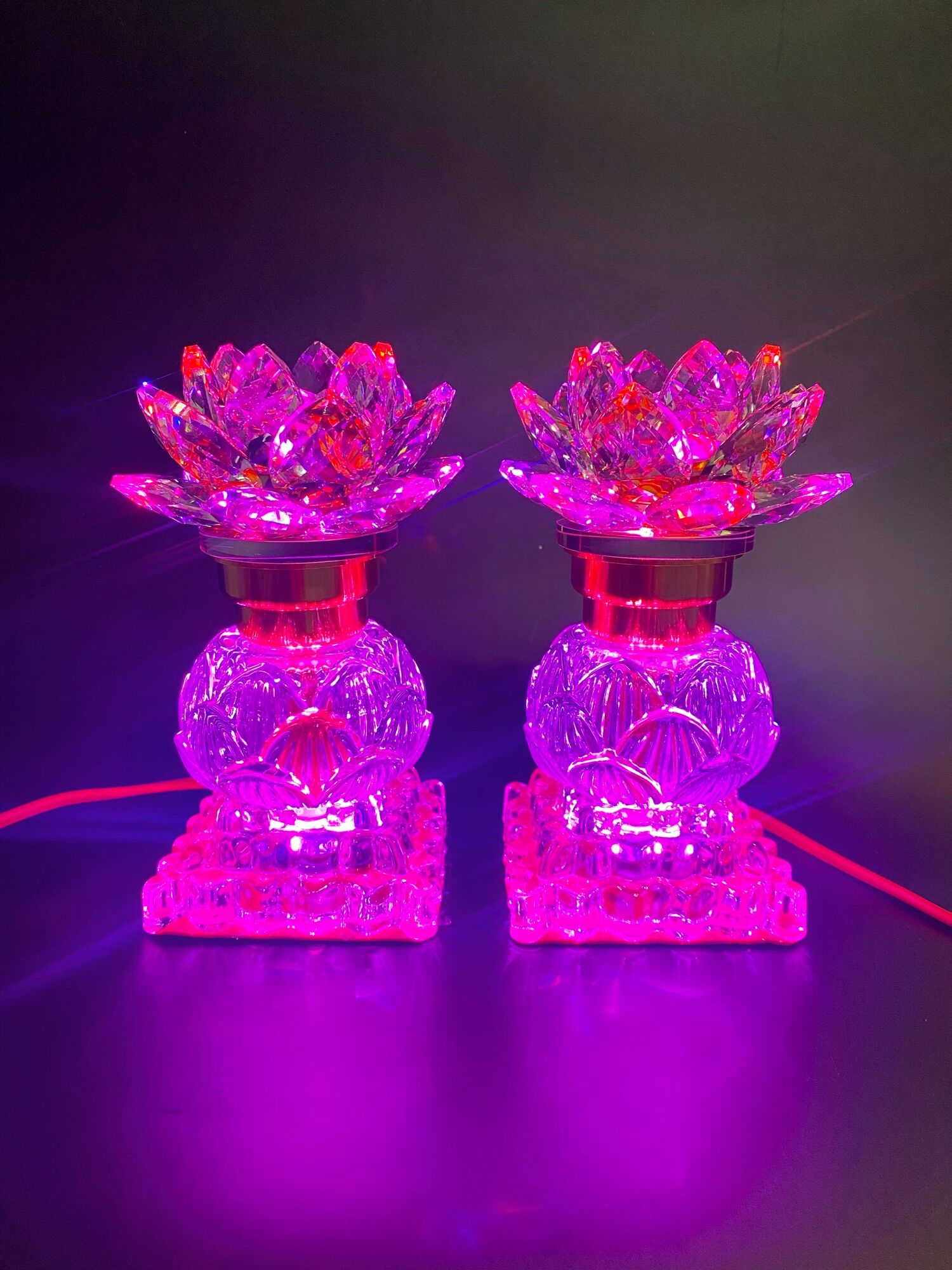 Cặp đèn bàn thờ hoa sen pha lê đổi màu cao 16cm - Thân búp sen pha lê