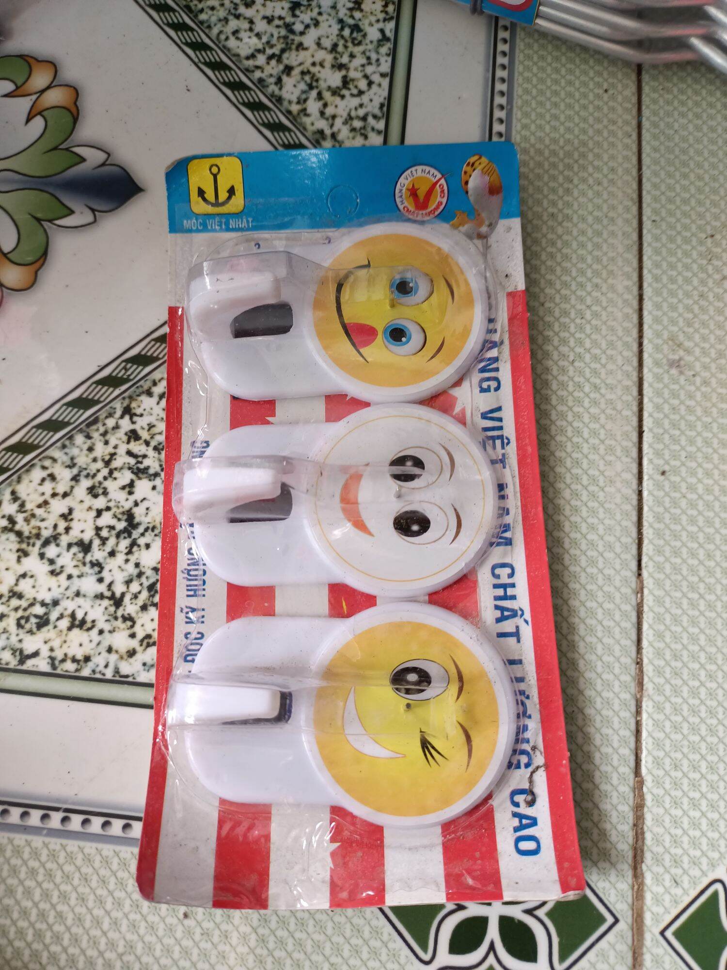 móc dán tường có đinh đóng (vỉ 3 cái)