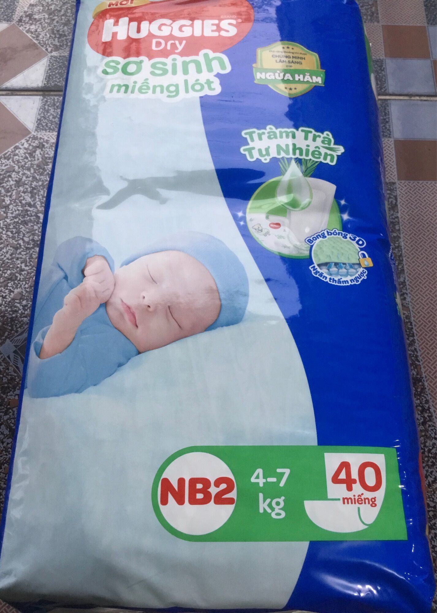 - miếng lót sơ sinh huggies dry newborn 2 mẫu mới - hsd luôn mới