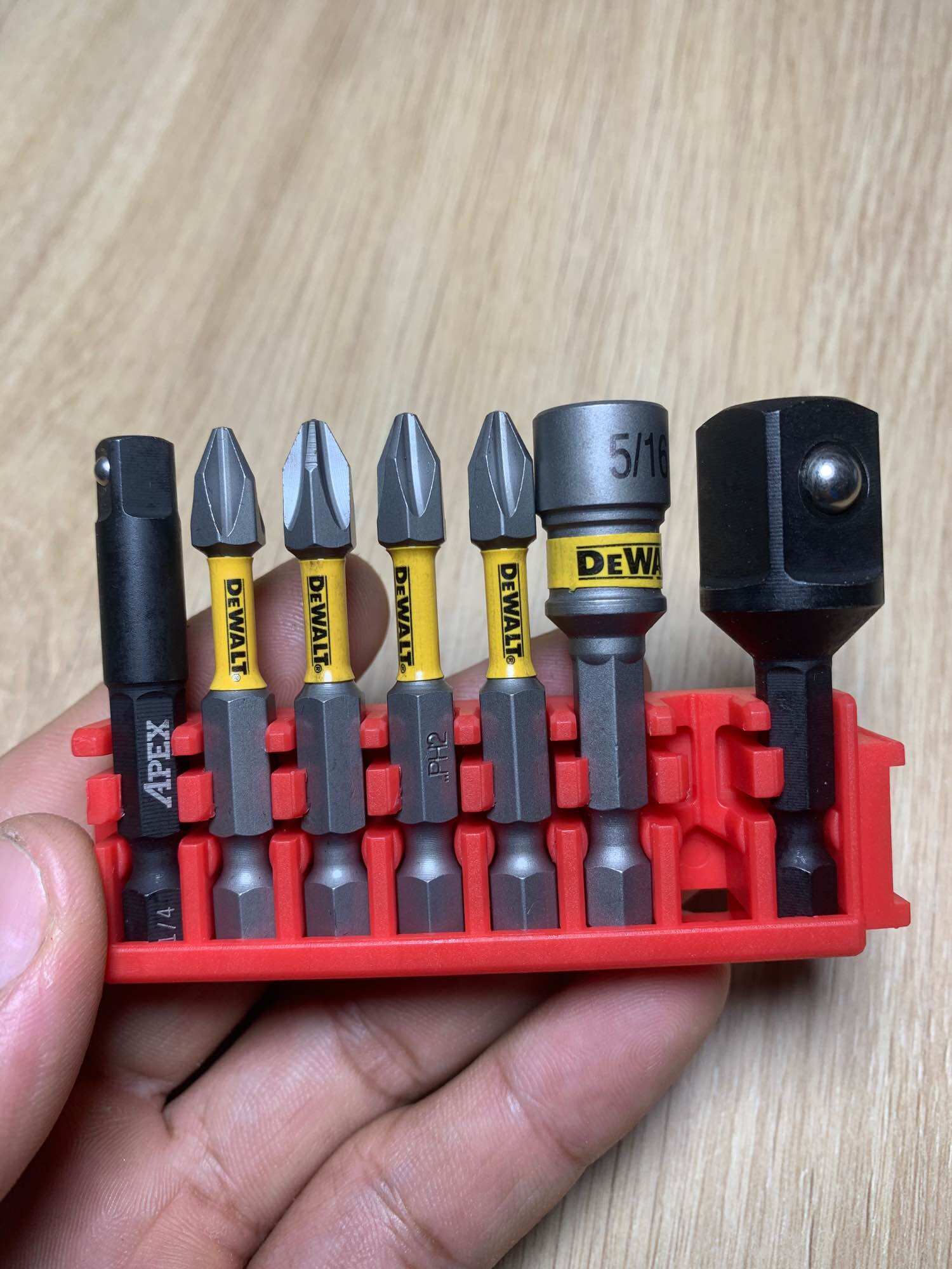 Bộ 4 mũi bắn vít ph2 - 1 đầu bắn vít tôn 5/16 dewalt dài 5cm, đầu chuyển bắn vít sang bulong 1 1/4 - 1 1/2 dài 5cm , 1 chân đế