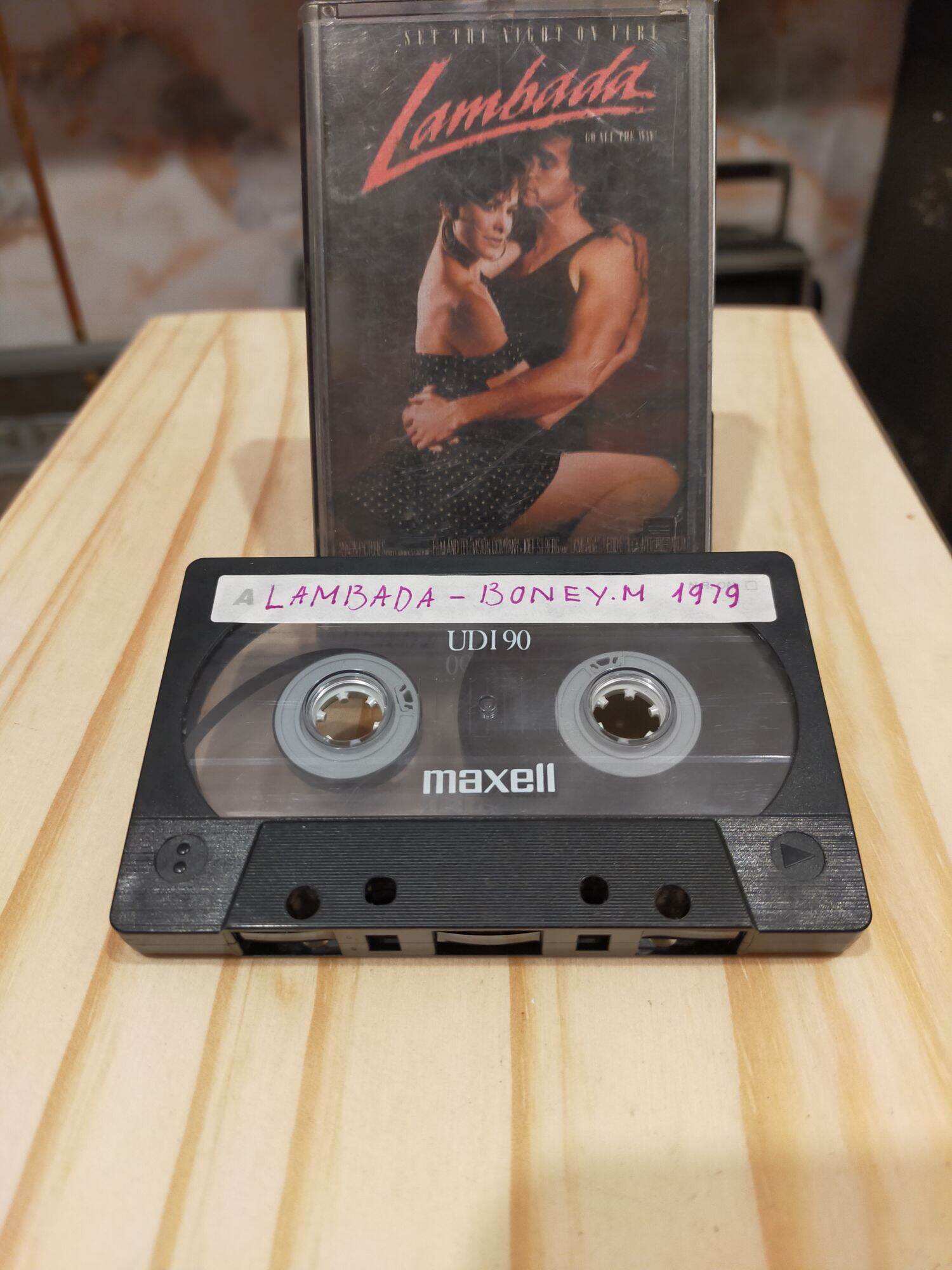 1 băng cassette Maxell UD2 lambada - Boney( lưu ý: đây là băng cũ