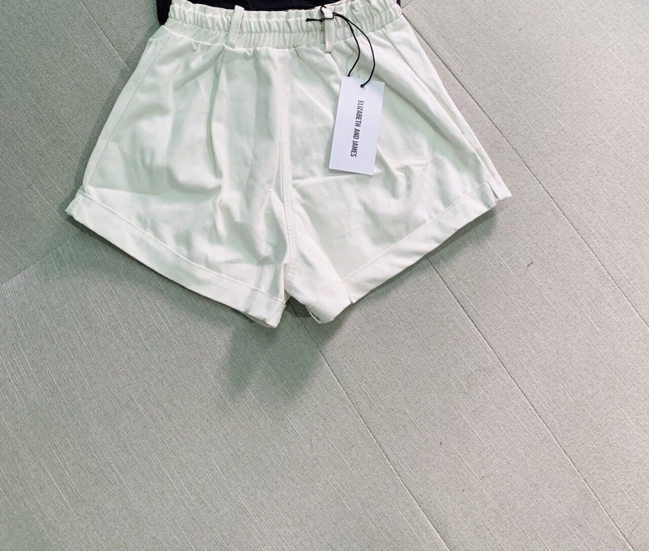 Set áo thun lệch vai quần short bé gái