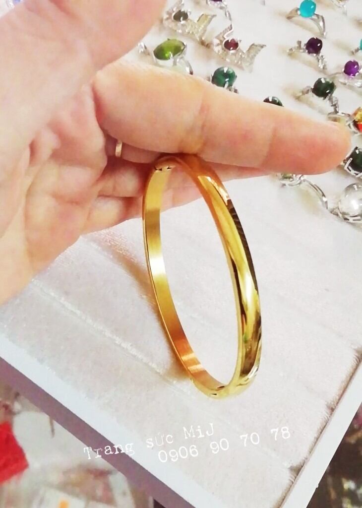 VÒNG TAY TITAN TRƠN MẠ VÀNG ĐƠN GIẢN