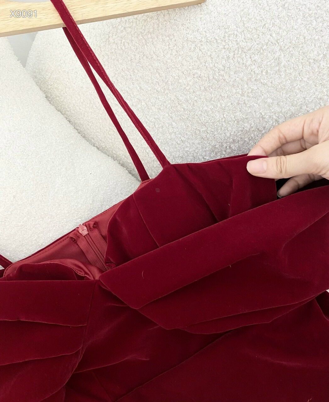 Đầm nhung đỏ 2 dây xoè phồng xếp
