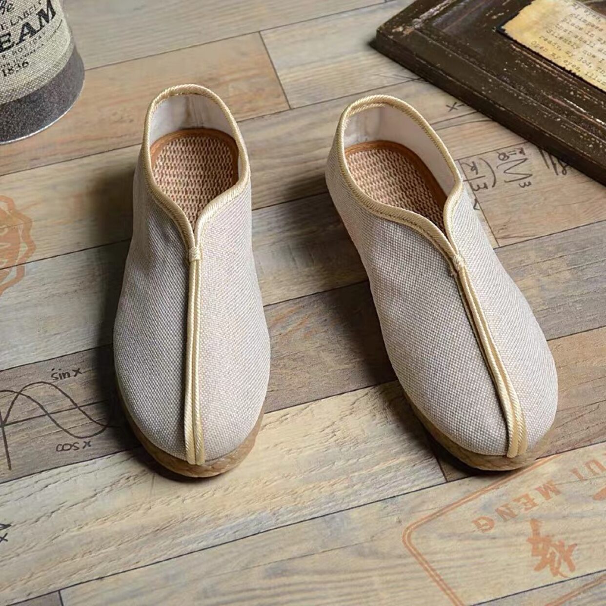 Những đôi giày Nam Vintage không chỉ đơn thuần là món phụ kiện, mà còn mang trong nó lịch sử và phong cách riêng biệt. Với những thiết kế độc đáo, giày Vintage sẽ khiến bạn trở nên nổi bật hơn trong mắt mọi người. Nhanh chân đến với hình ảnh liên quan để khám phá thêm các mẫu đẹp nhất.