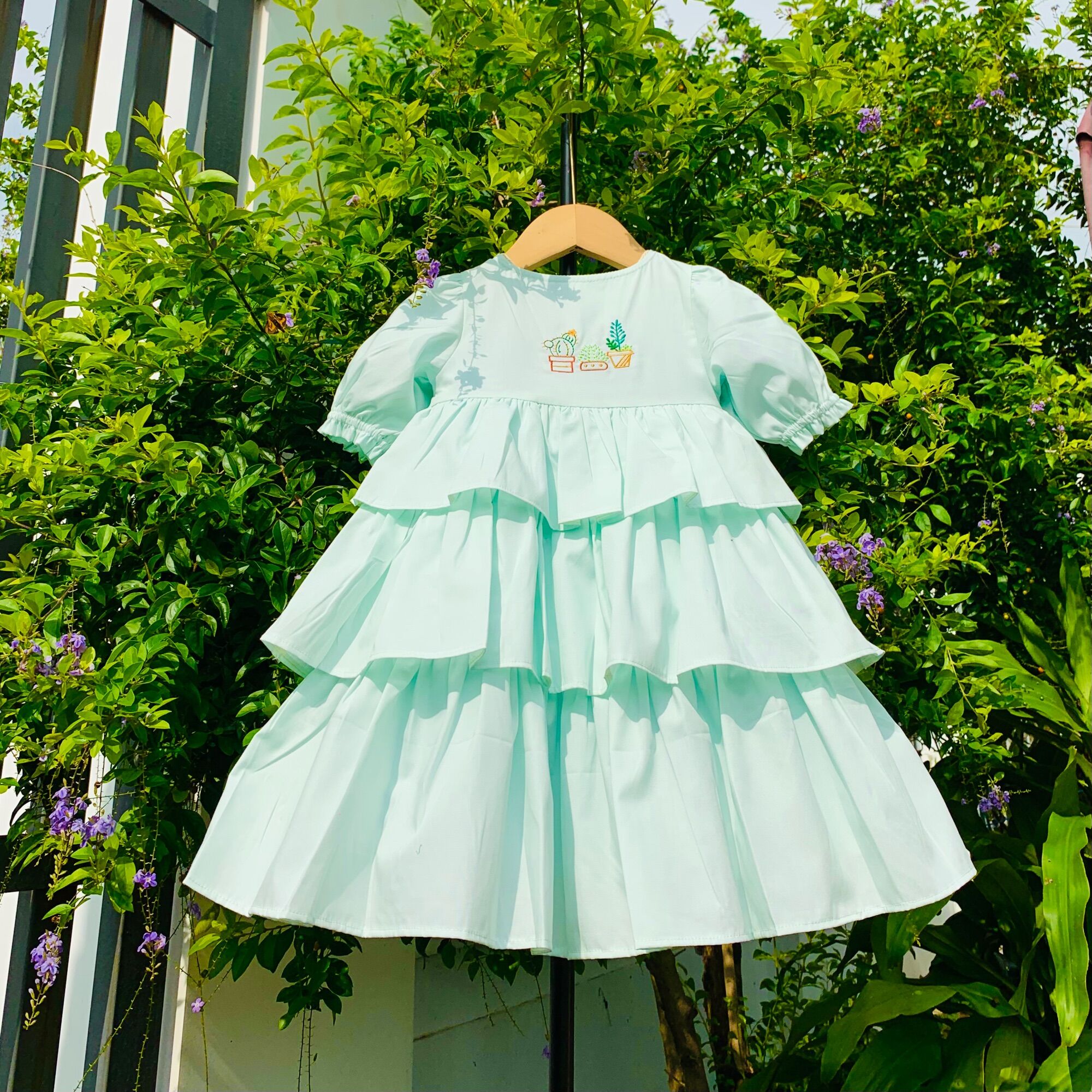 Đầm bé gái 3 tầng thêu, chất thô cotton thoáng mát