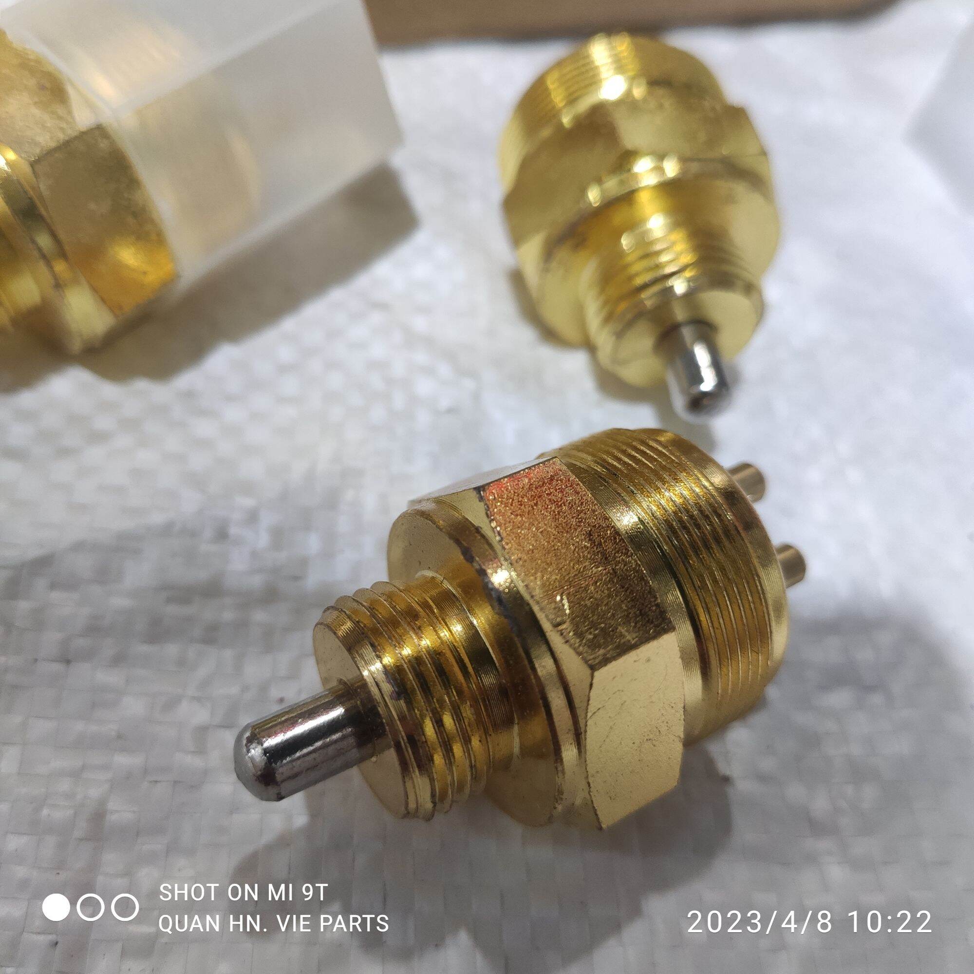 Công tắc số mo xe howo 371./công tắc số lùi howo 371. cảm biến số/báo số lùi/báo số mo hộp số howo / 0068-1 / 0041-3 / wg9100710069 / wg9100710041 / wg9100710068 / wg2209280003 / wg2209280004 ...vie parts
