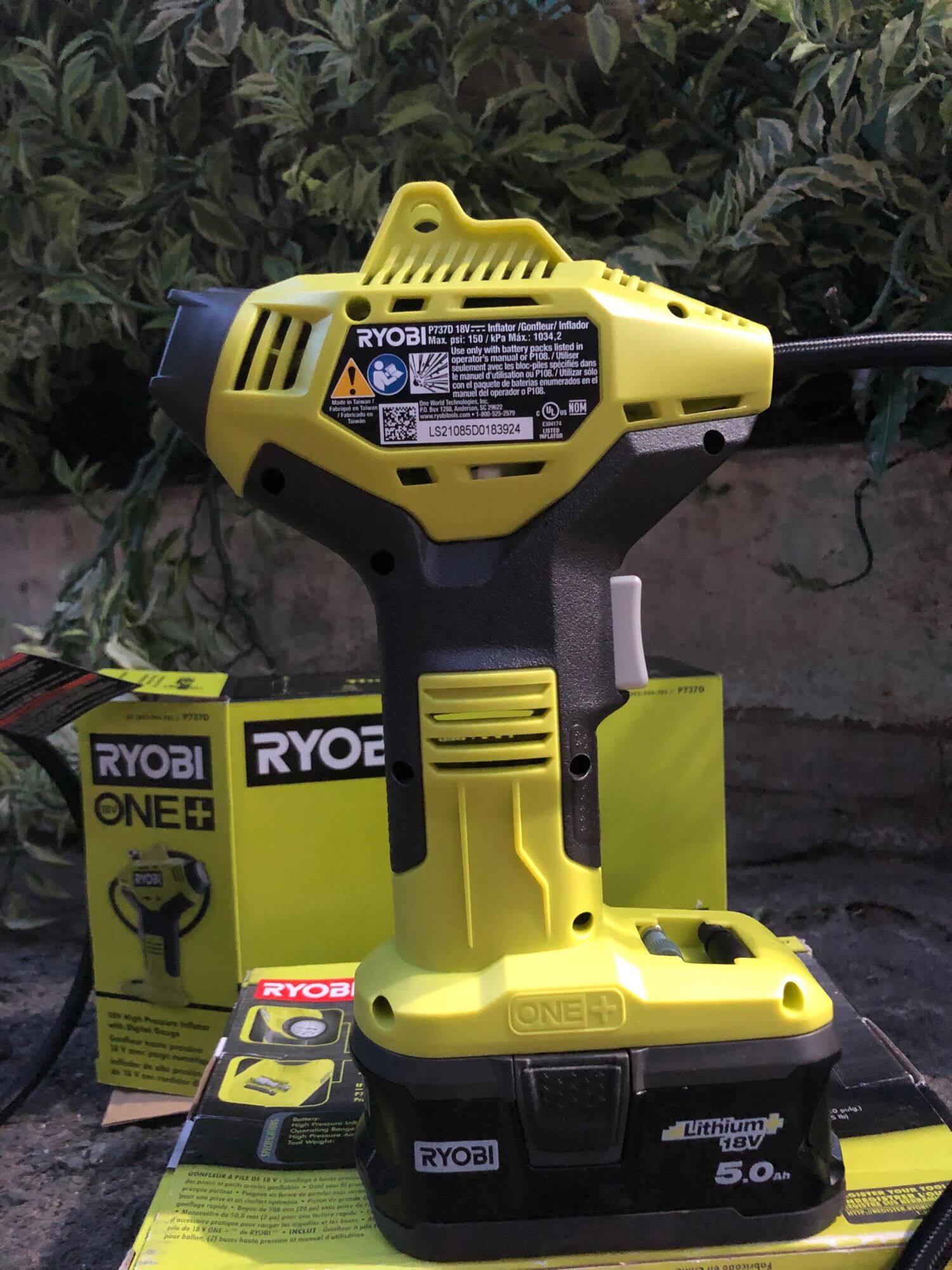 Bơm hơi ryobi p737