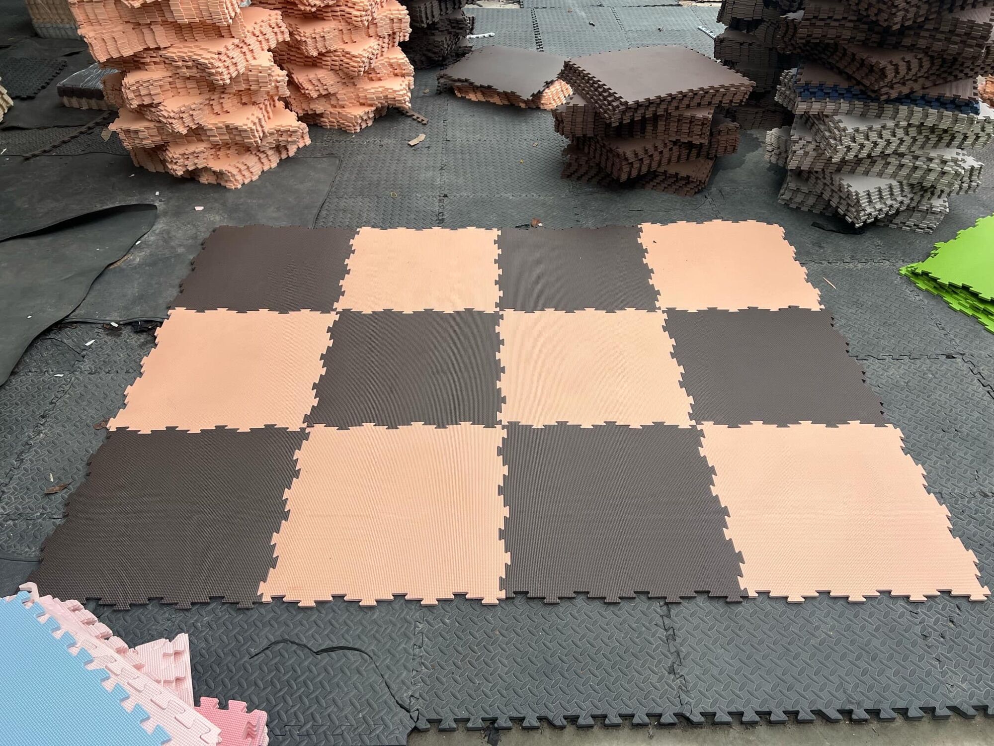 Thảm xốp lót sàn 60×60×1cm (nâu, nâu caffe, xám đậm, kem)
