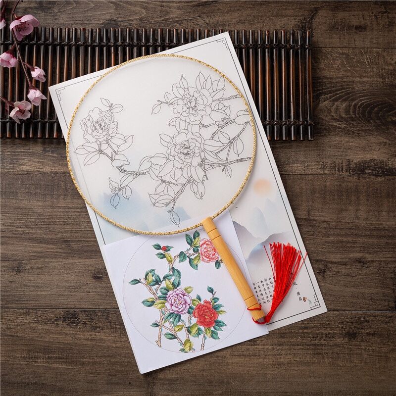 Bạn muốn tự tay làm một chiếc quạt độc đáo để trang trí hoặc dùng cho chính mình? Hãy xem qua hình ảnh này và bạn sẽ tìm thấy sự cảm hứng. Với tay vẽ tròn lụa thật, bạn sẽ tạo nên những chiếc quạt giấy tuyệt đẹp và độc đáo vượt trội.