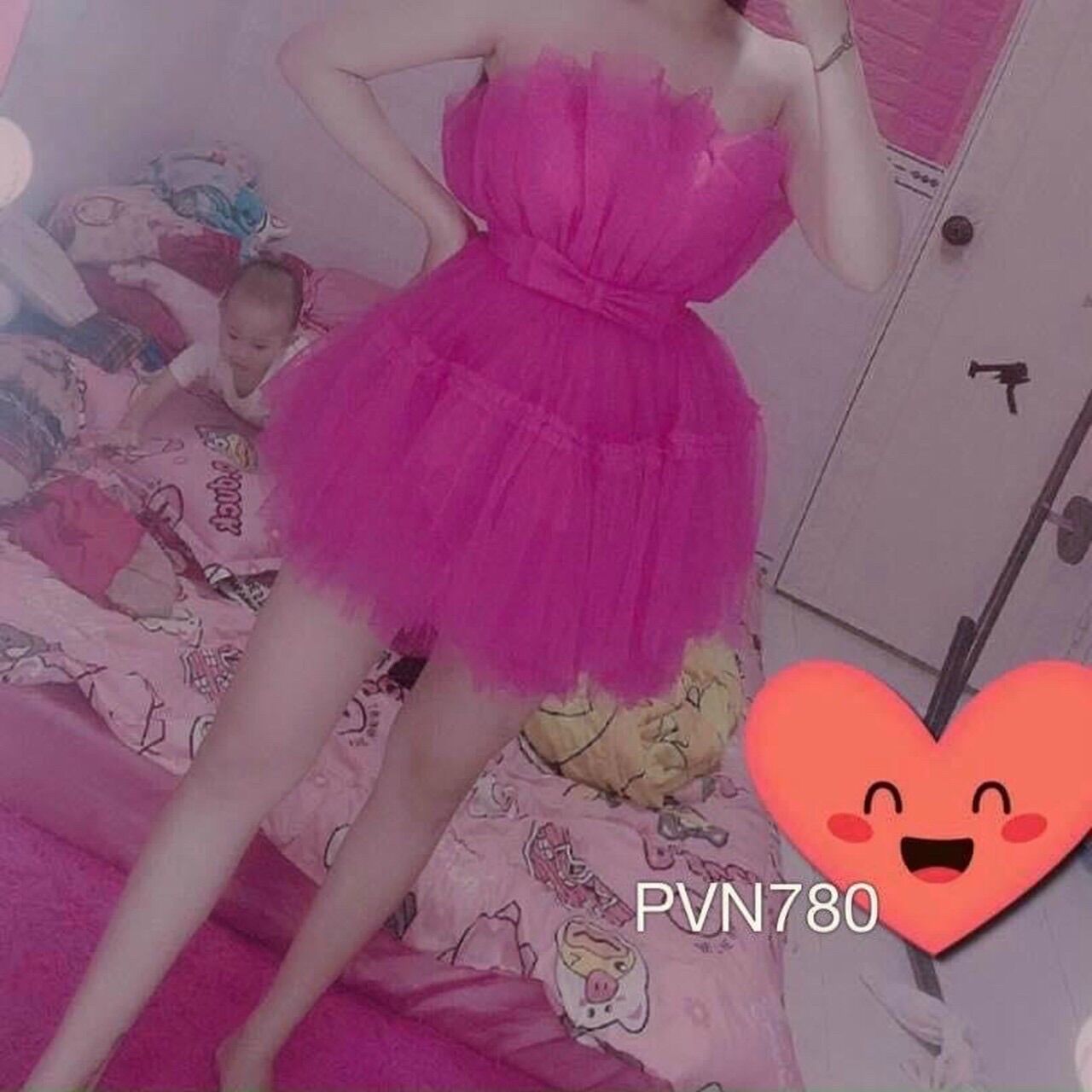 Đầm cúp lưới hồng
