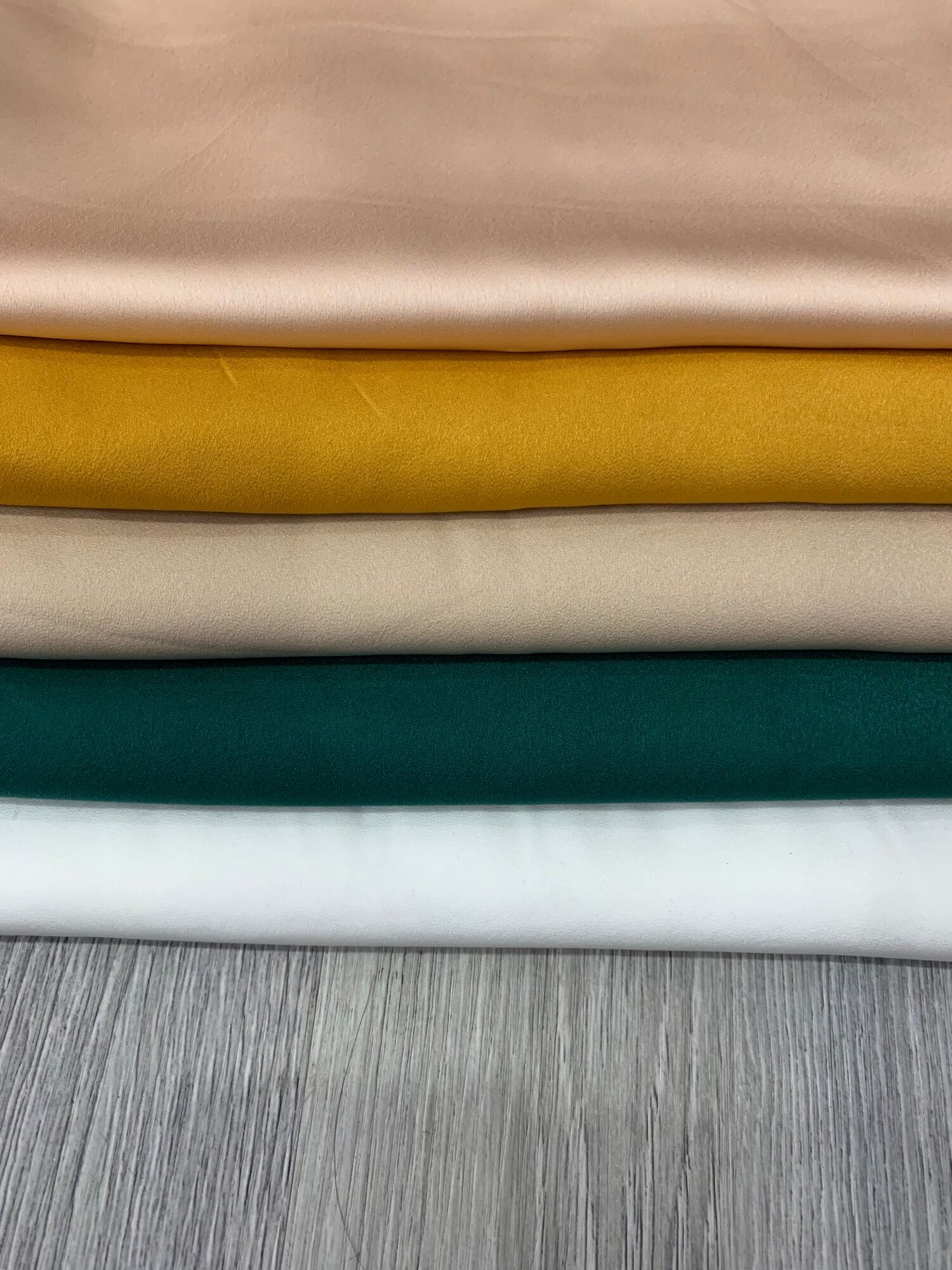 Vải lụa satin mềm rũ giãn nhẹ may không cần lót