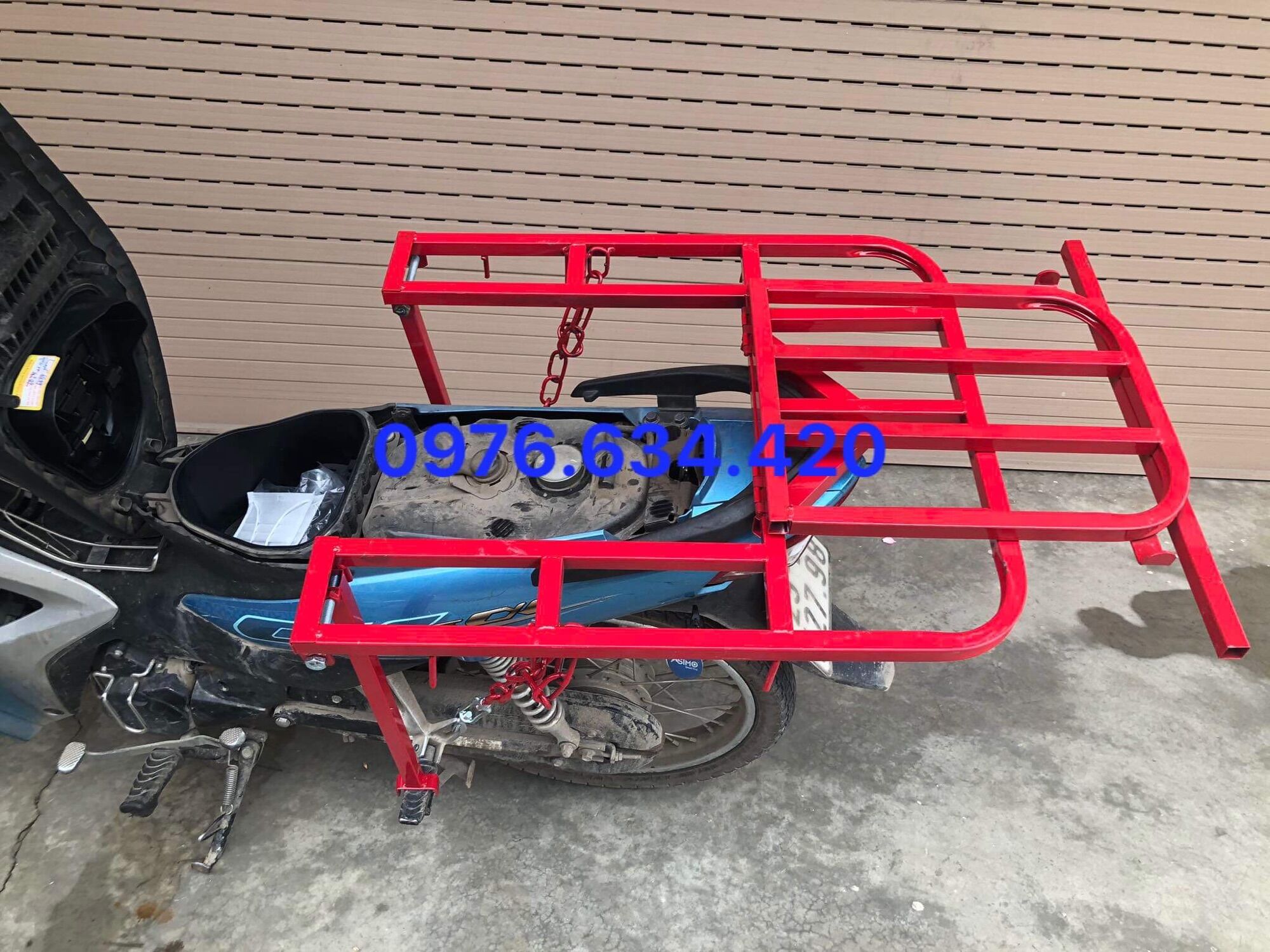 Kệ chở đồ, giá chở hàng mở cốp đổ xăng