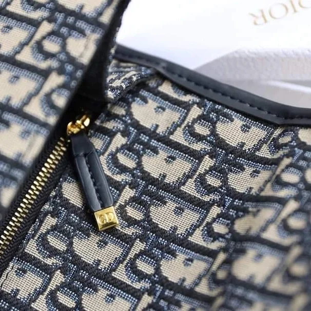 DIOR MONTAIGNE SPSL
size 24cm