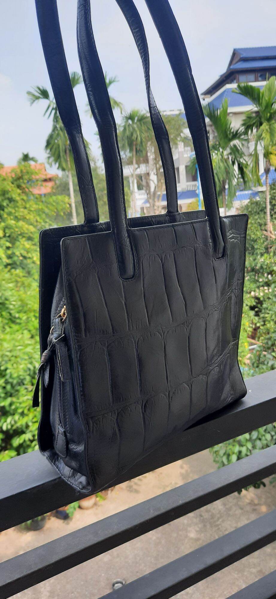 Túi da độc lạ Hiệu Bally