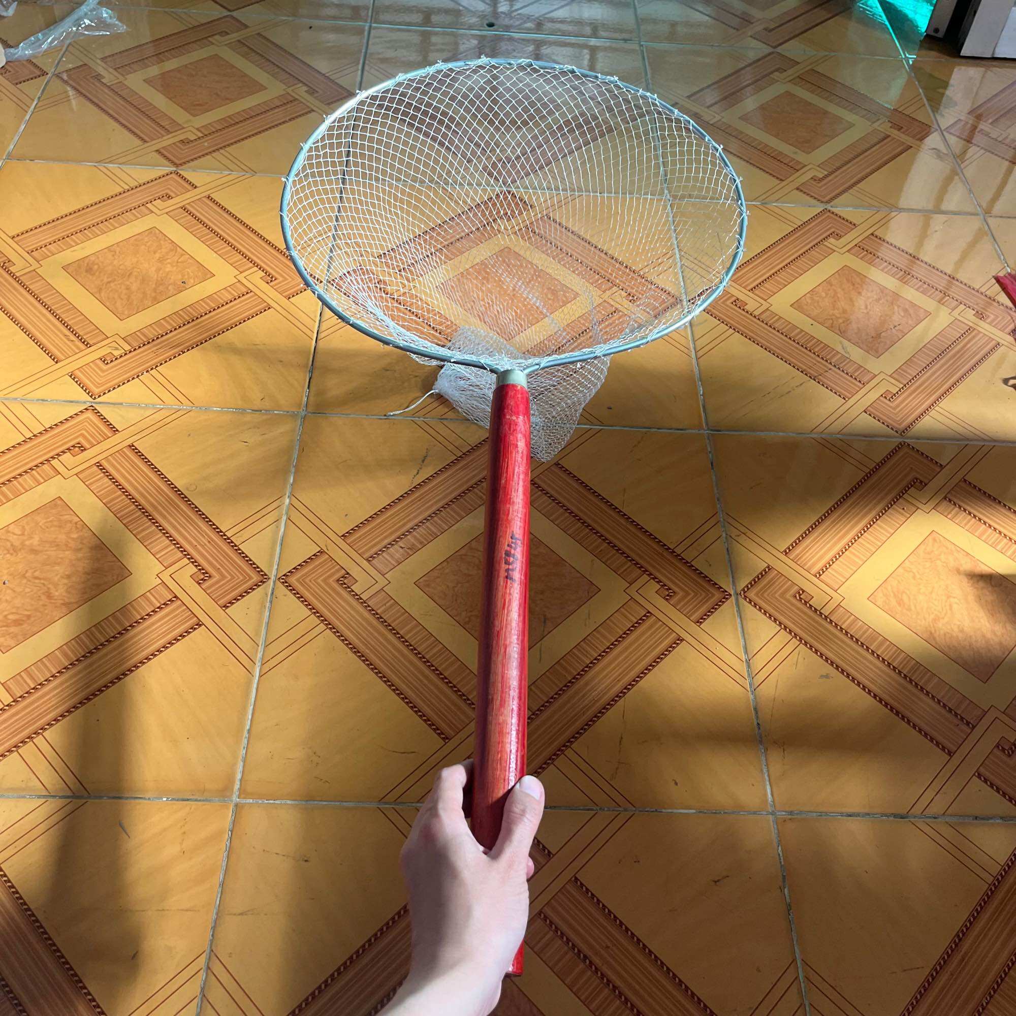 Vợt tròn vớt cá cán gỗ đường kính 34cm