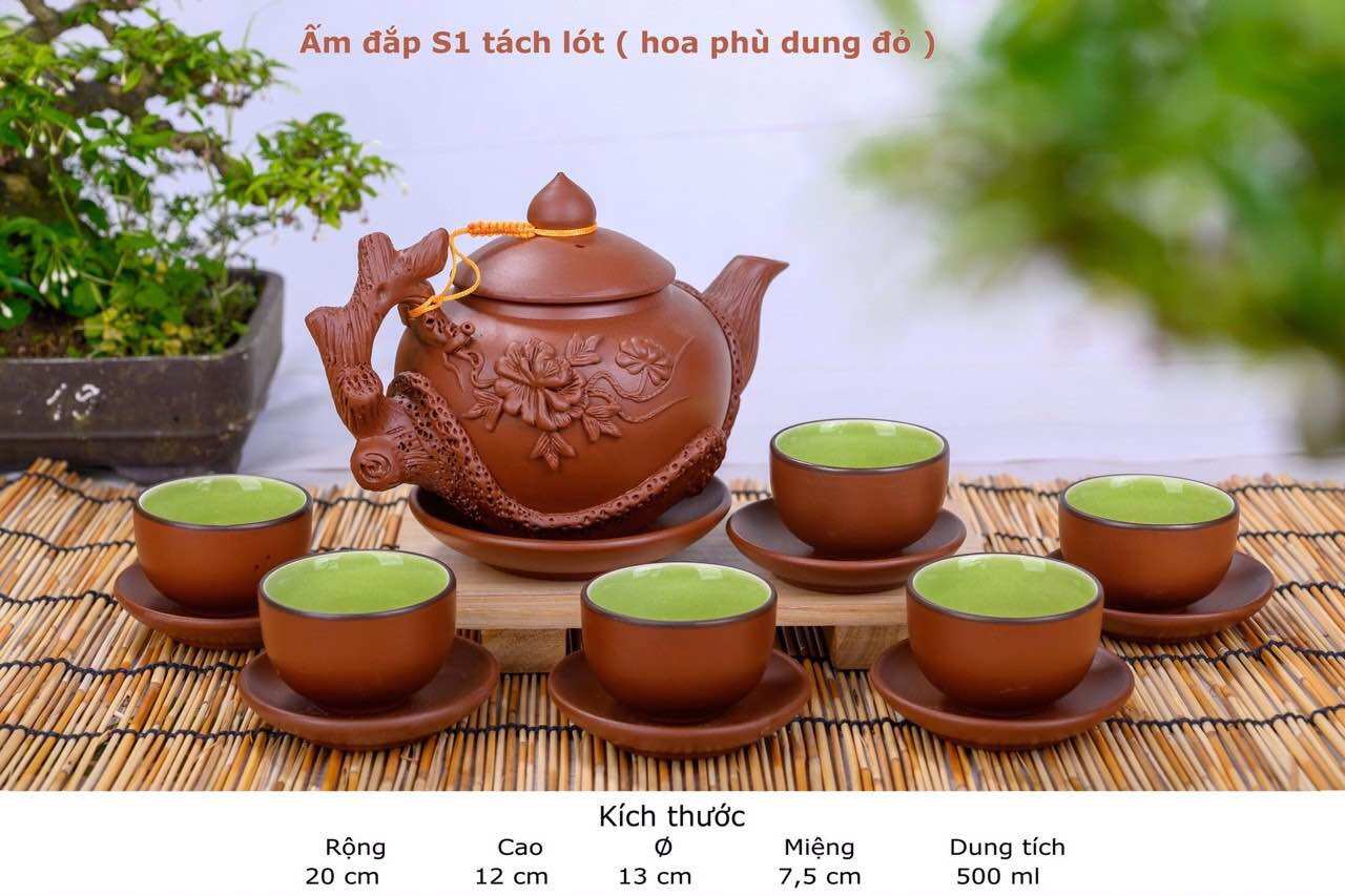 Bộ ấm chén tử sa đen đắp nổi hoa sen lòng xanh.