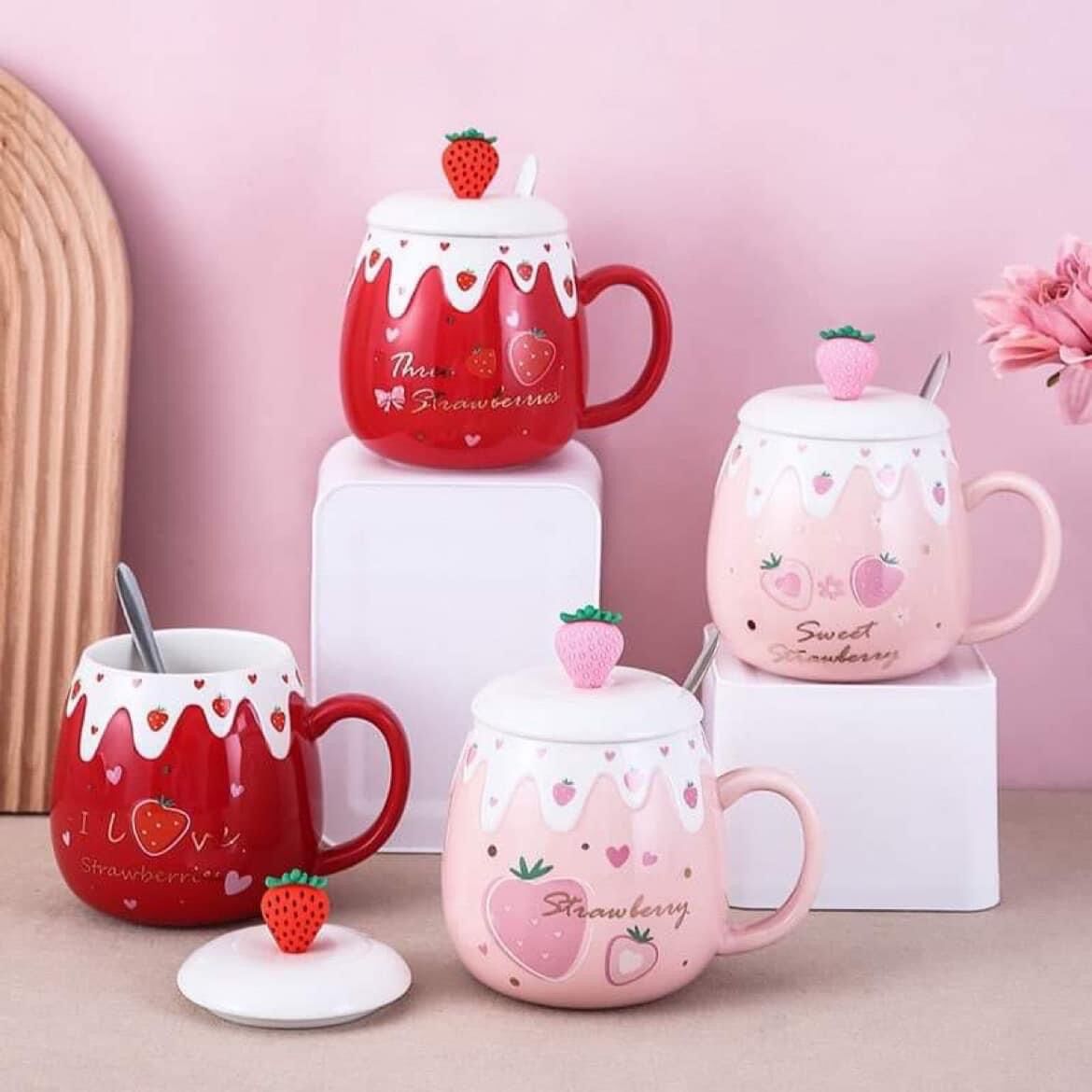 Ly cốc sứ hình quả dâu tây dễ thương cute có nắp kèm thìa 480ml