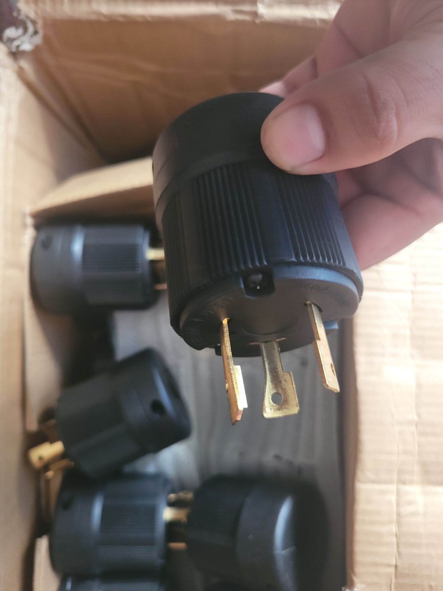 Ổ và Phích cắm 30A 3 chấu 1 pha dạng lớn cho máy phát điện nội địa nhật