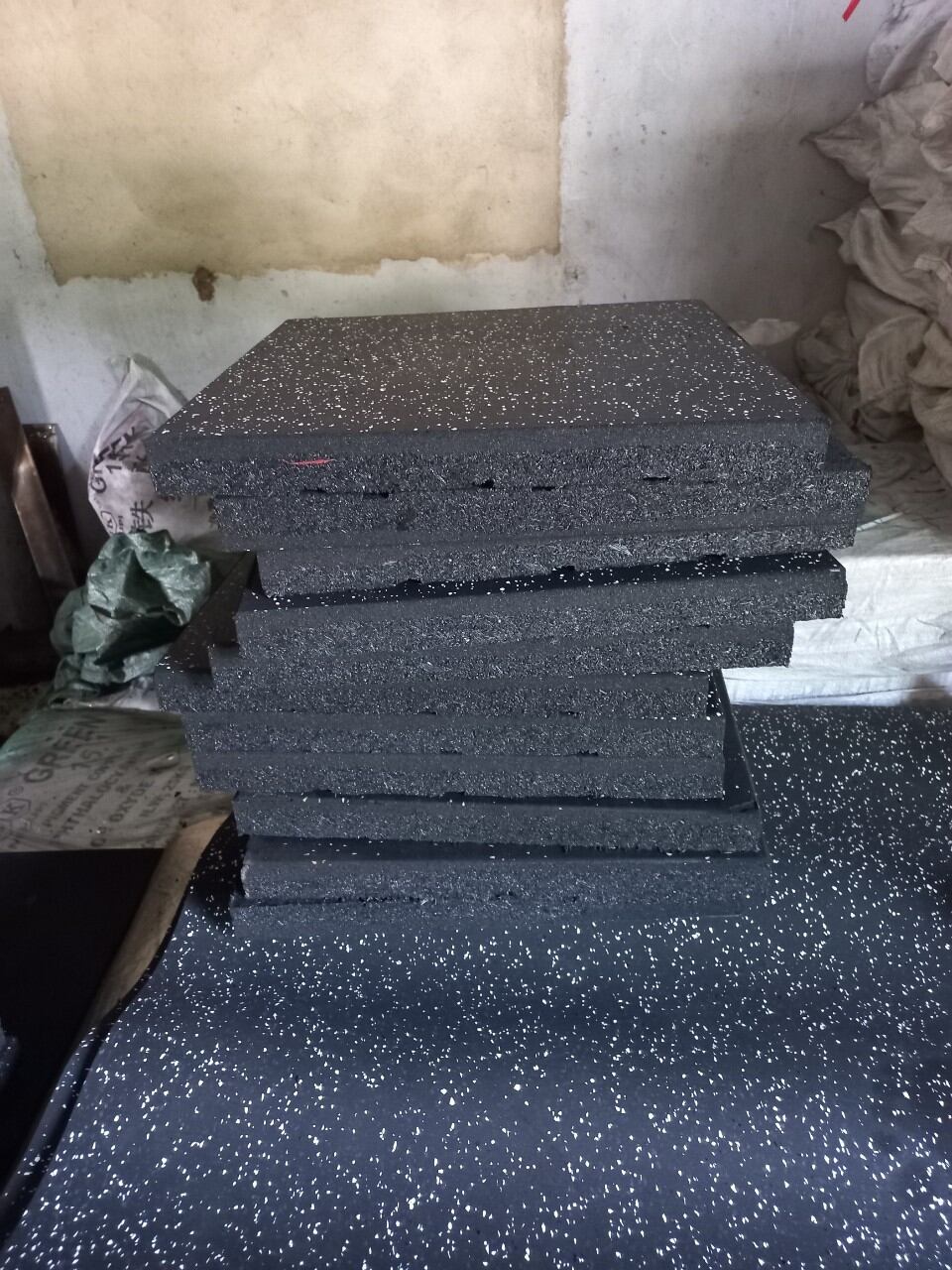 Gạch cao su mặt thảm 50cm x 50cm x 45mm --- 0938958630