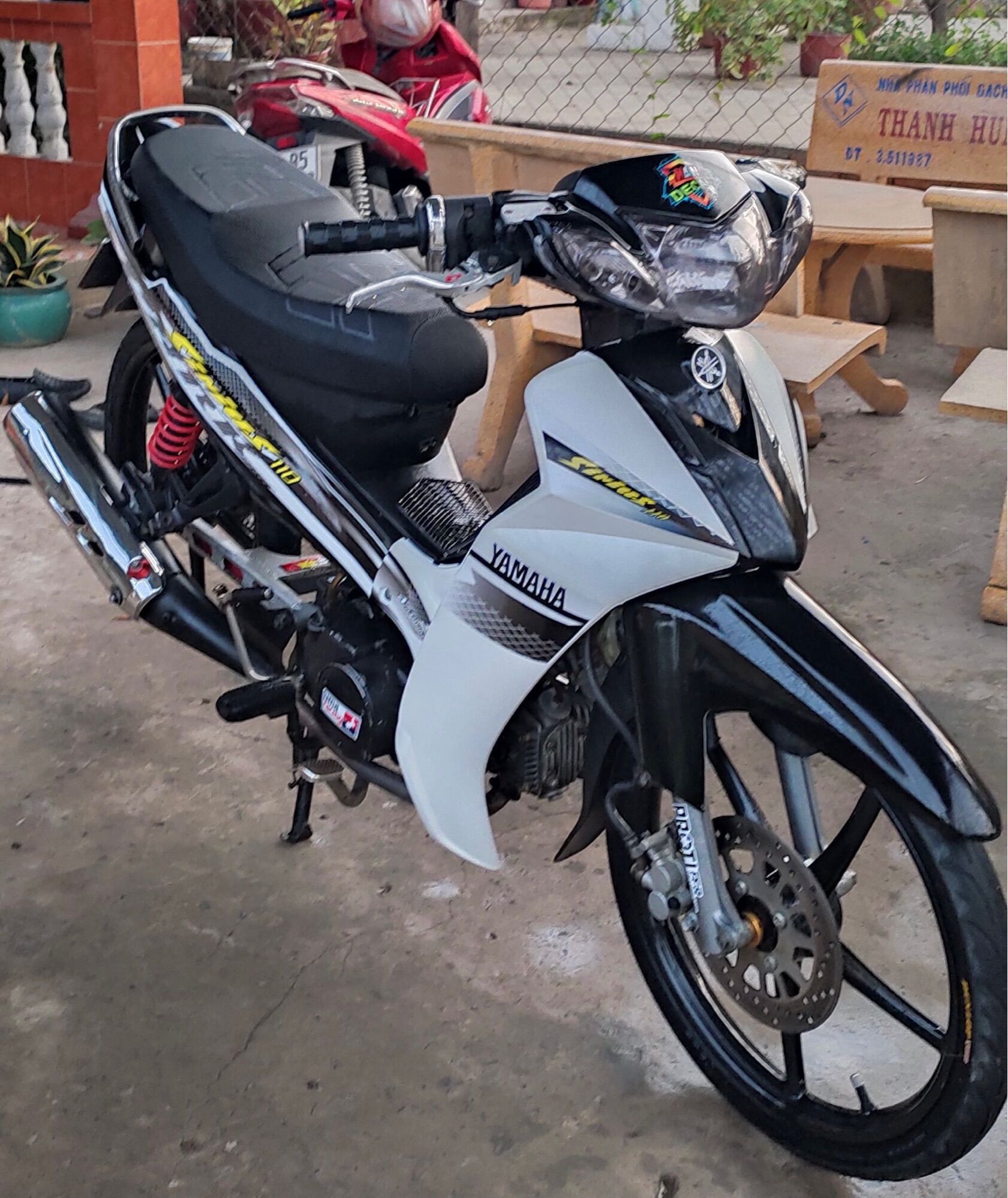 Tem sirius 110 trắng đen spark