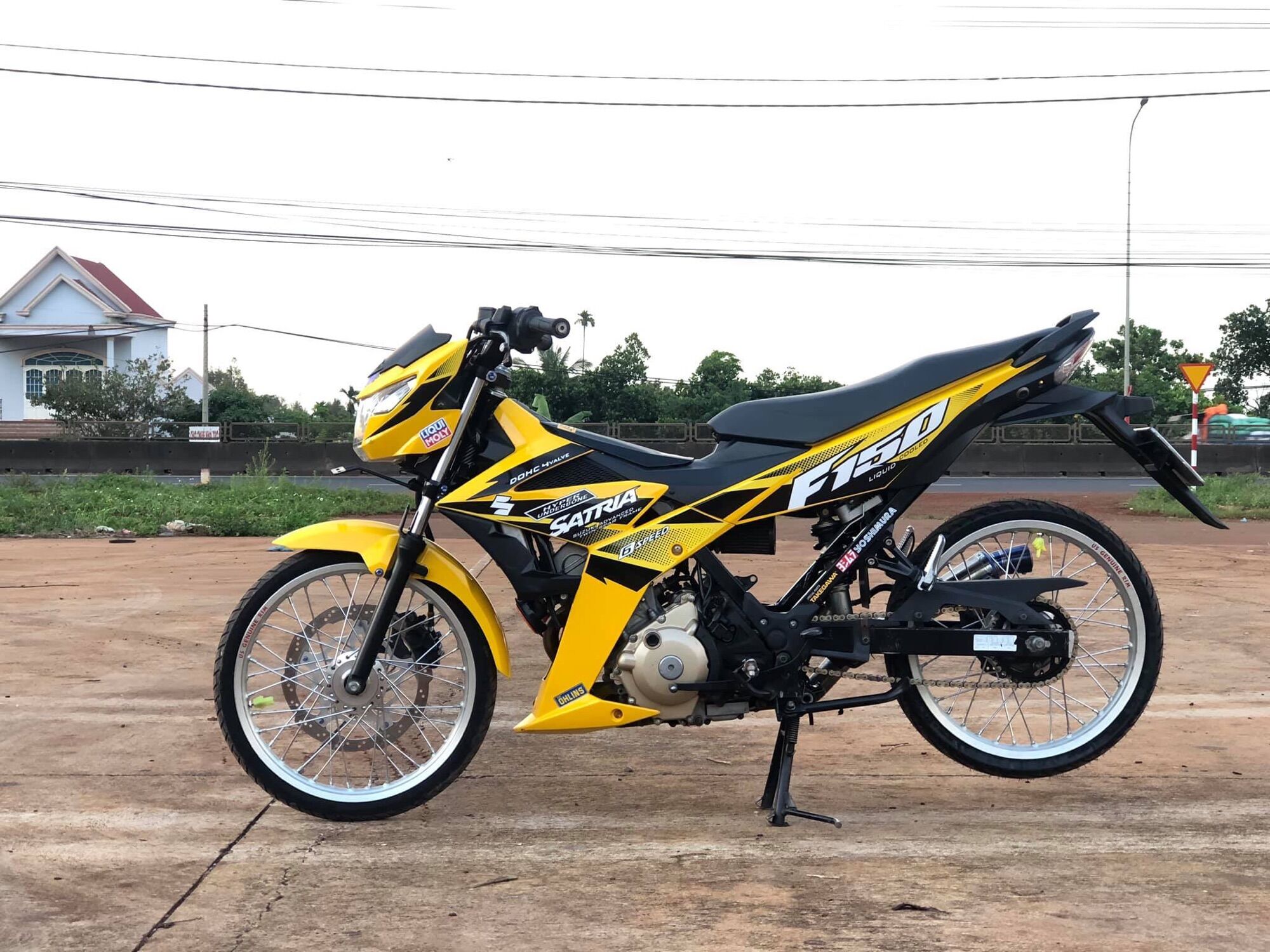 Tem satria f150 cho xe màu vàng