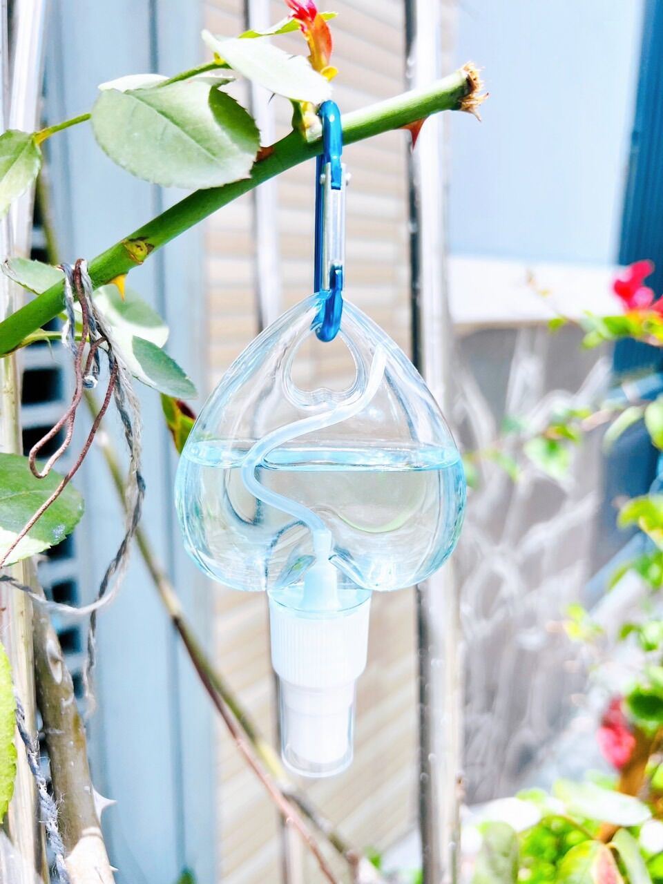 Móc khoá đựng xịt khuẩn hình trái tim