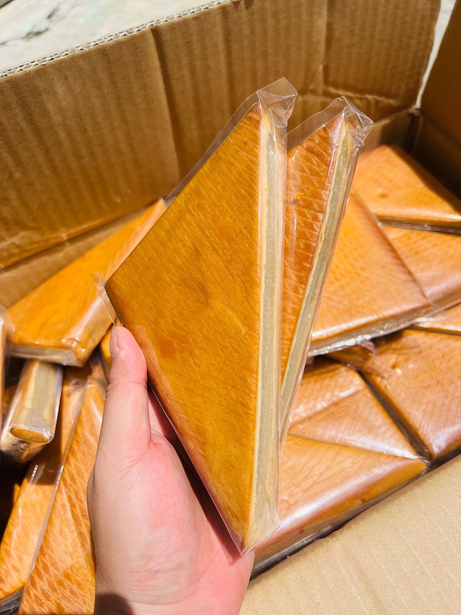 Bánh tam giác nhân dừa. mềm. thơm ngon. 2 miếng 30k
