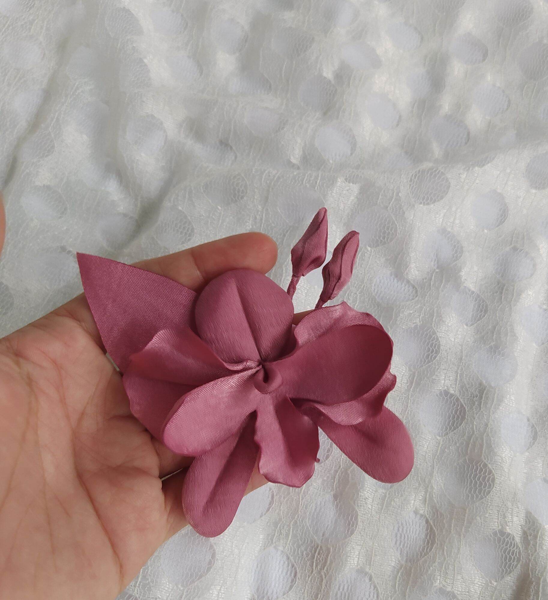 Hoa lan cài áo handmade Canto màu hồng