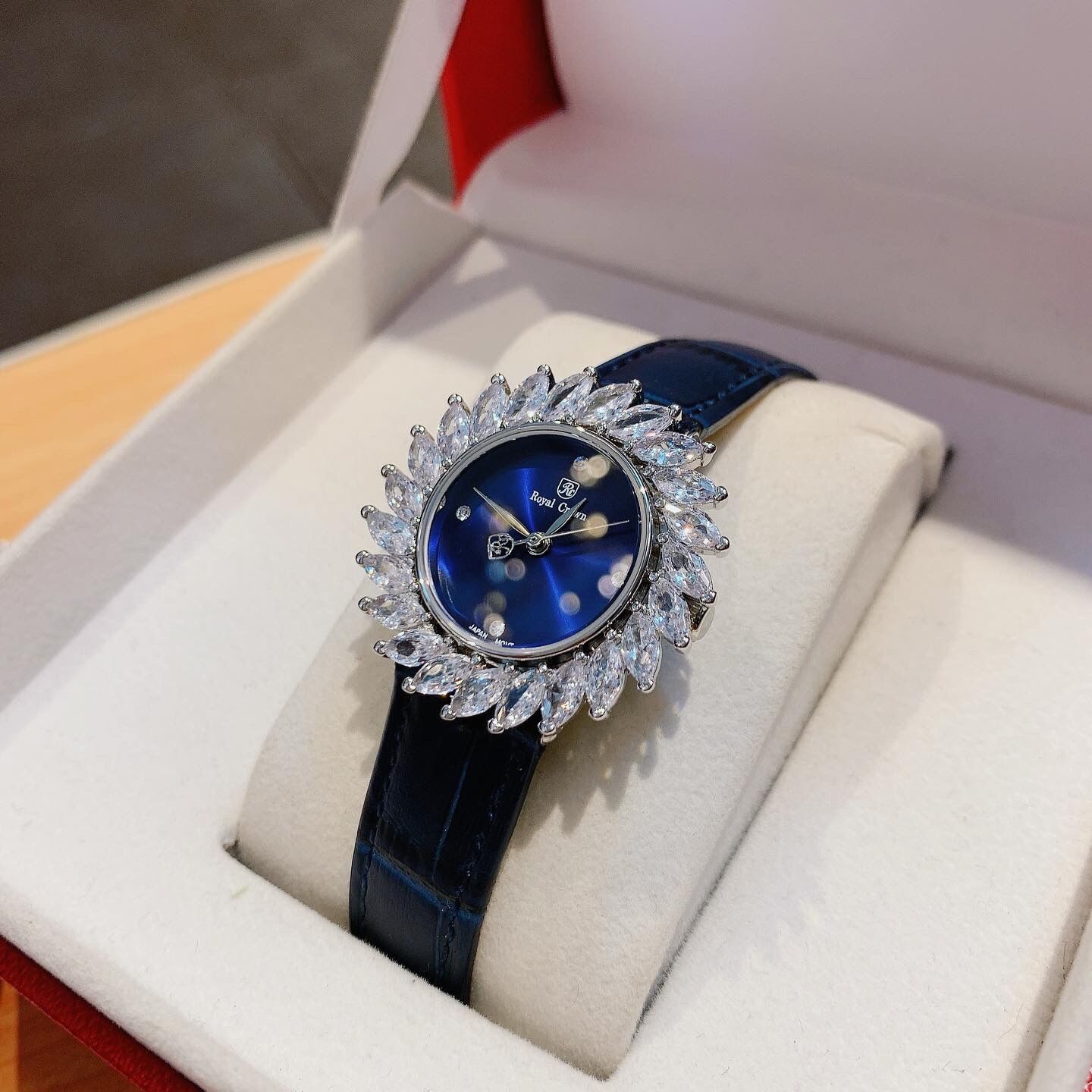 Đồng hồ nữ royal crown