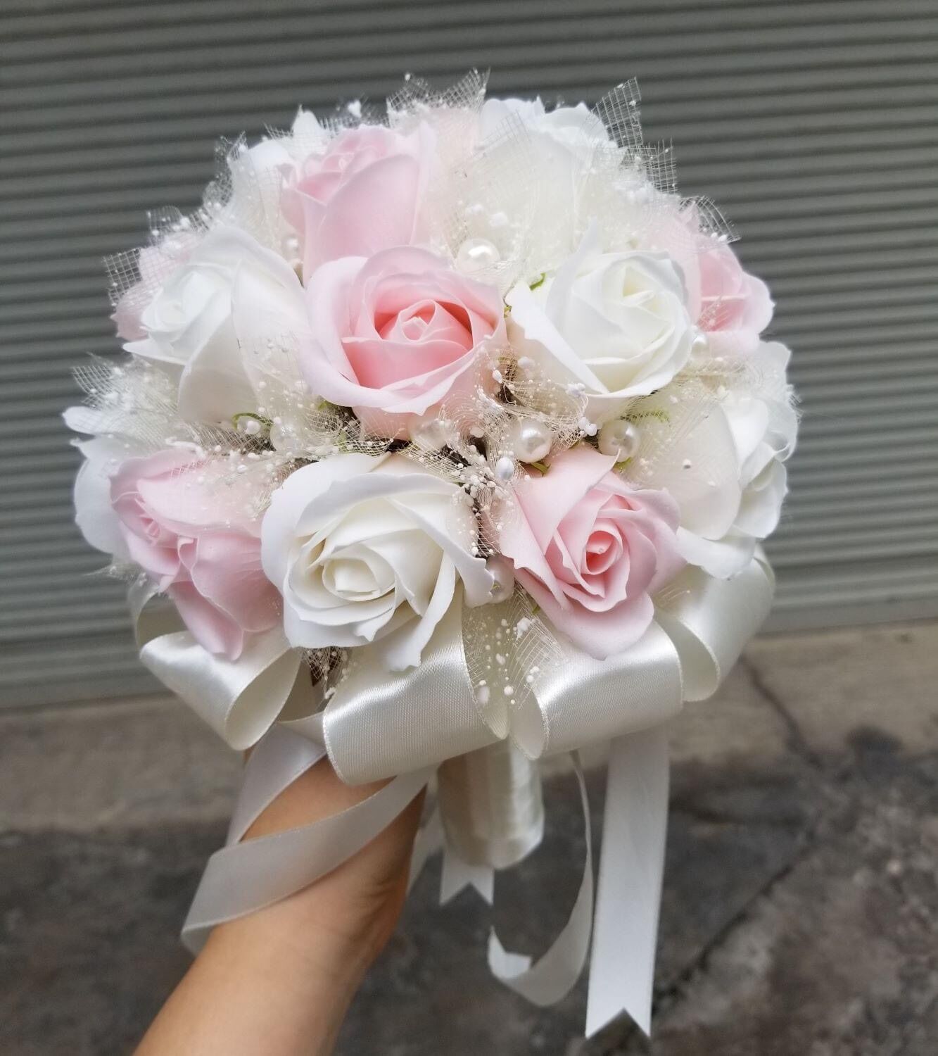 BÓ HOA CƯỚI HOA HỒNG SÁP THƠM MÀU HỒNG PASTEL RẺ ĐẸP