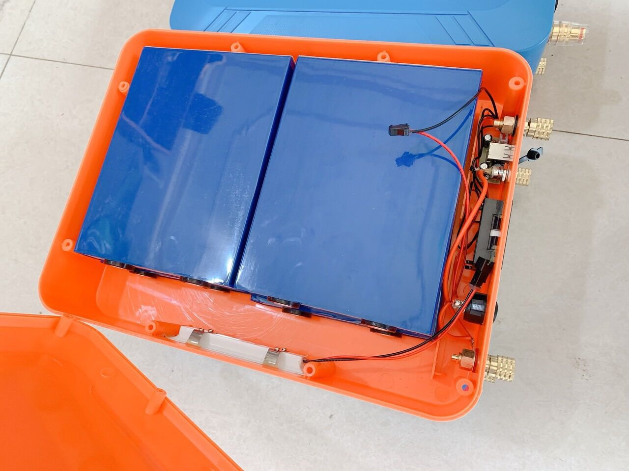 Hộp đựng pin có đèn led