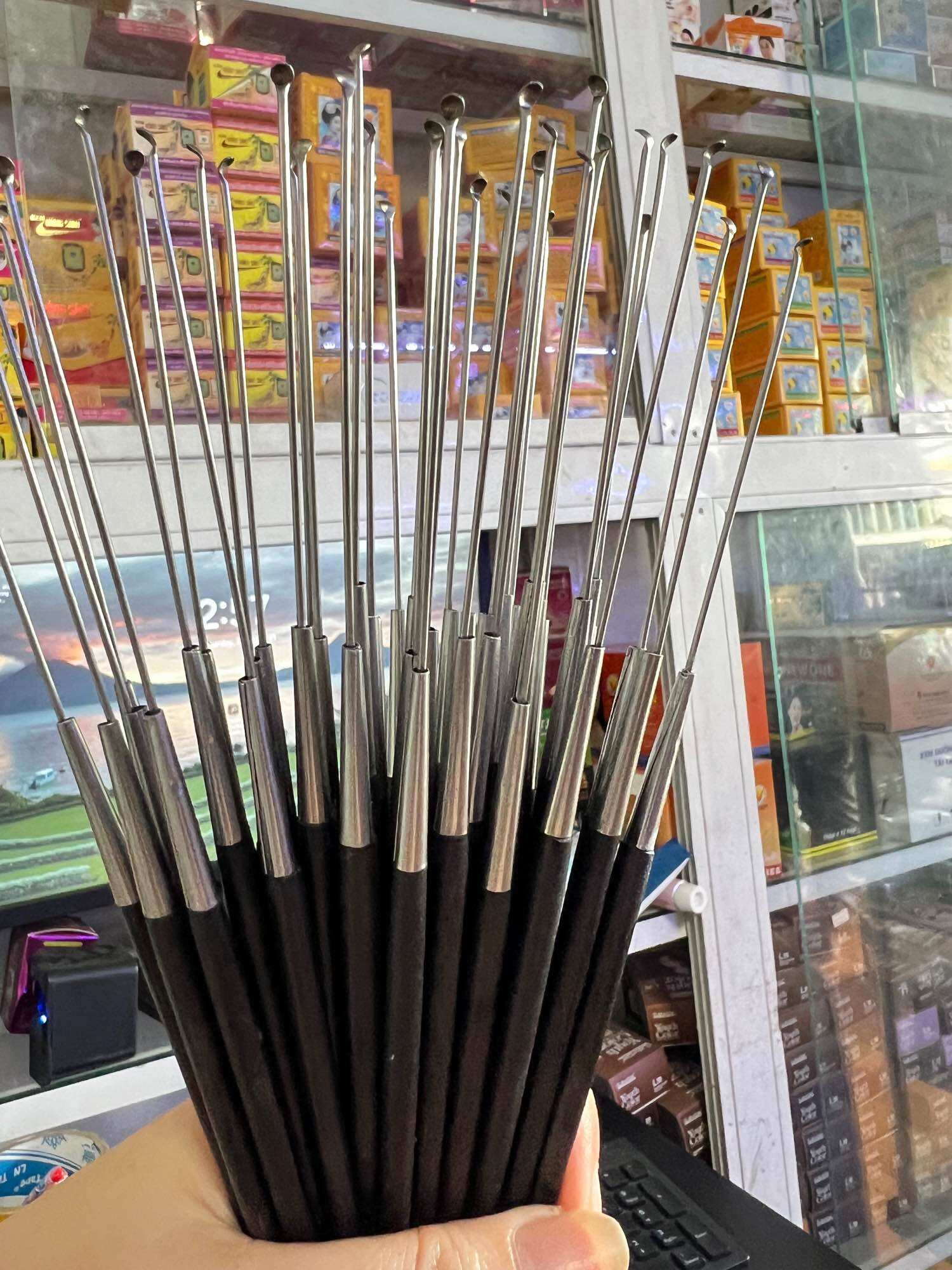 Cây móc lấy ráy tai cao cấp (Cán đen dài)