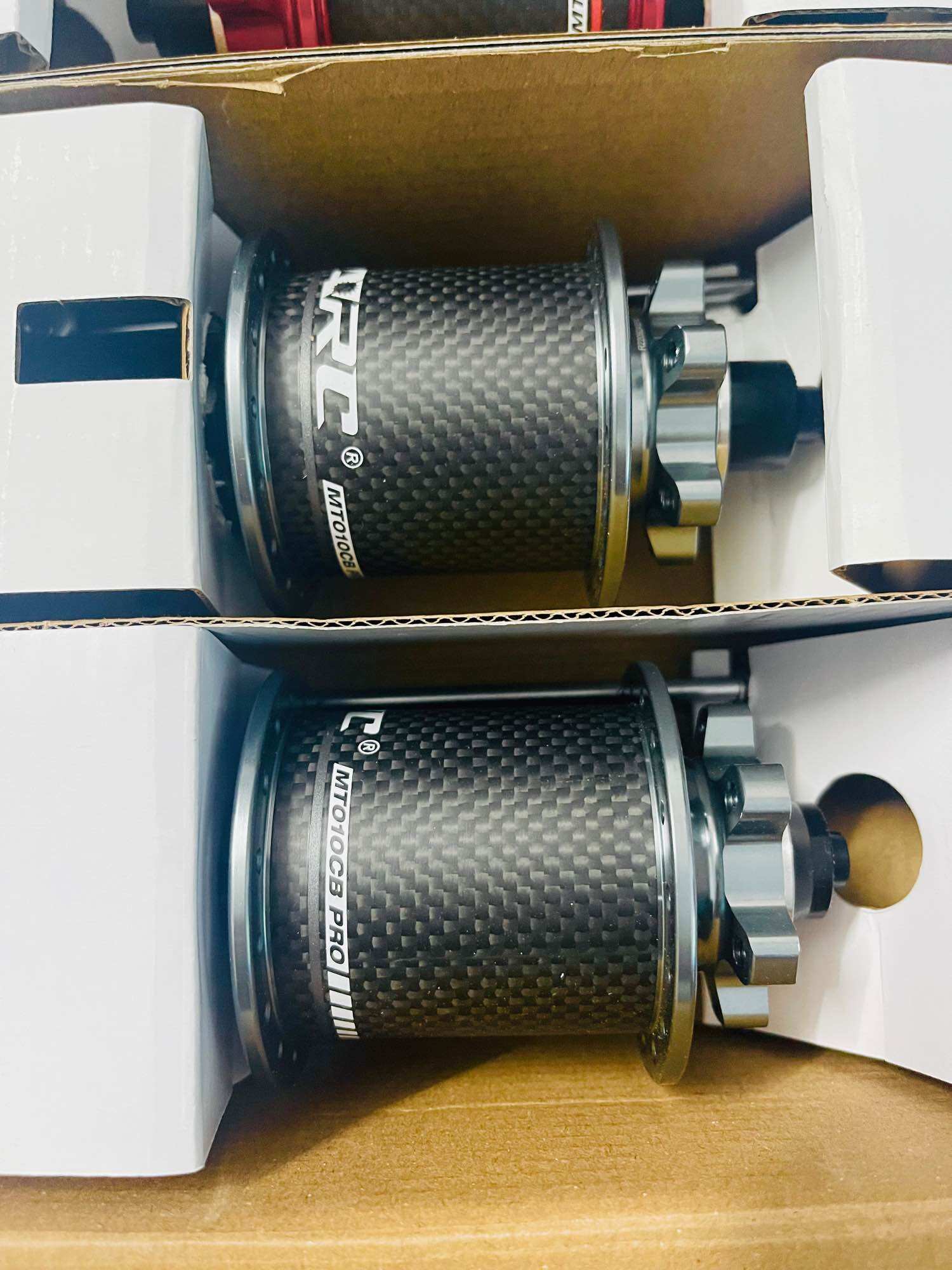 Đùm xe đạp ARC mt010 carbon (6 chó 3 răng) 32 căm