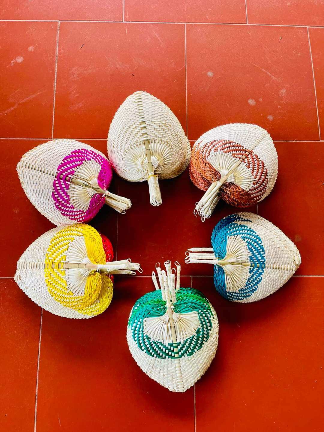 quạt cầm tay màu