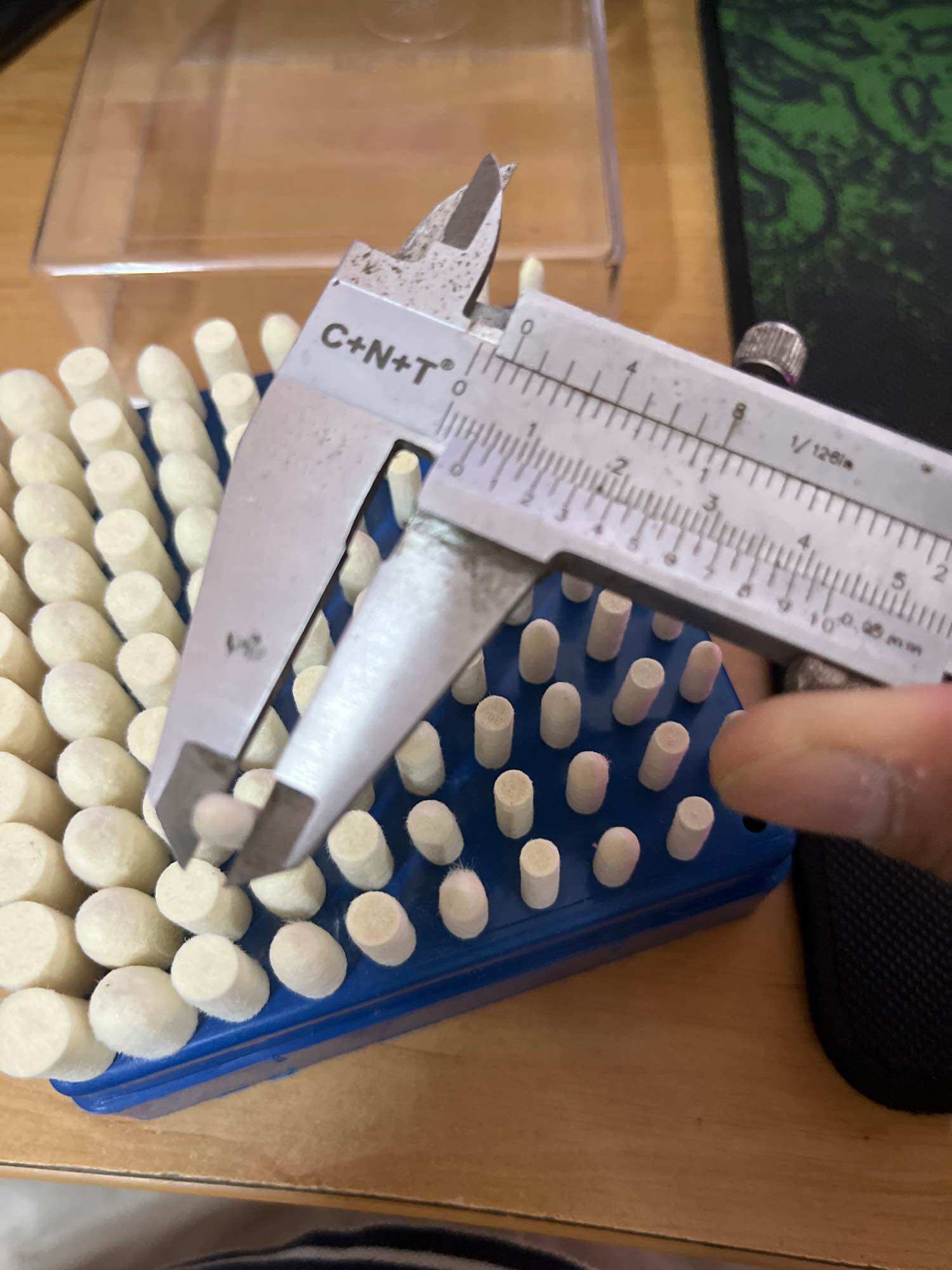 Nỉ trắng đánh bóng cán 3ly hộp 100 cây (nhọn và trụ)