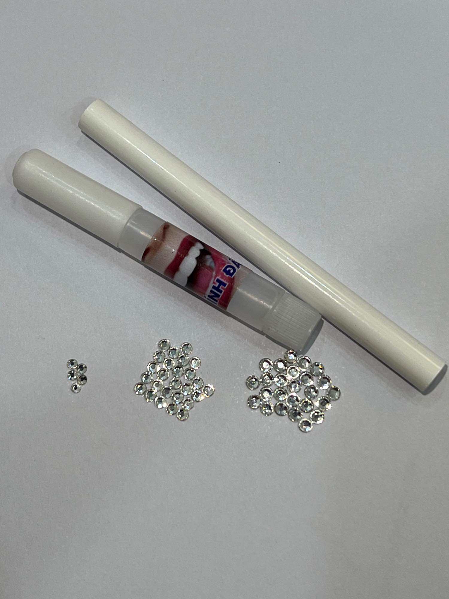 (mua 1 tặng 1)set 39 Viên Đá Đính Răng, tặng kèm keo dán và bút- đá chân bằng dễ dán, không cần khoan răng, kèm hướng dẫn dễ dán tại nhà