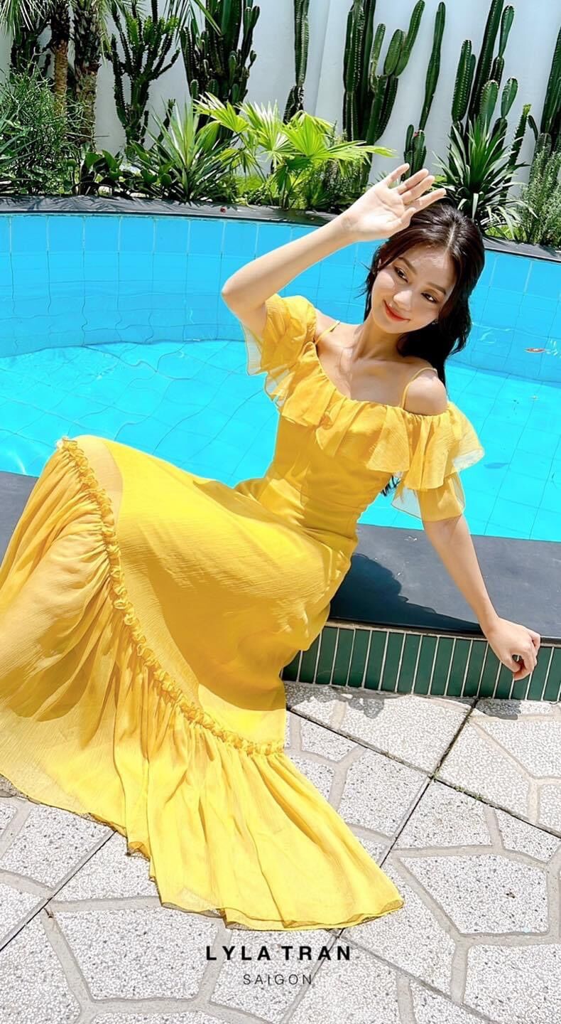 Đầm maxi vàng du lịch hở vai bèo tay ôm eo (STEFFY)