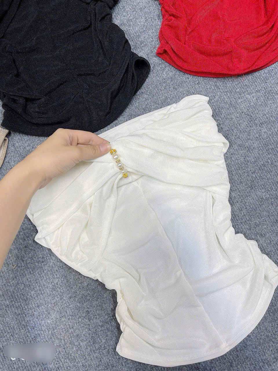 Áo thun kiểu trễ vai khoen ngọc  siêu xinh cw