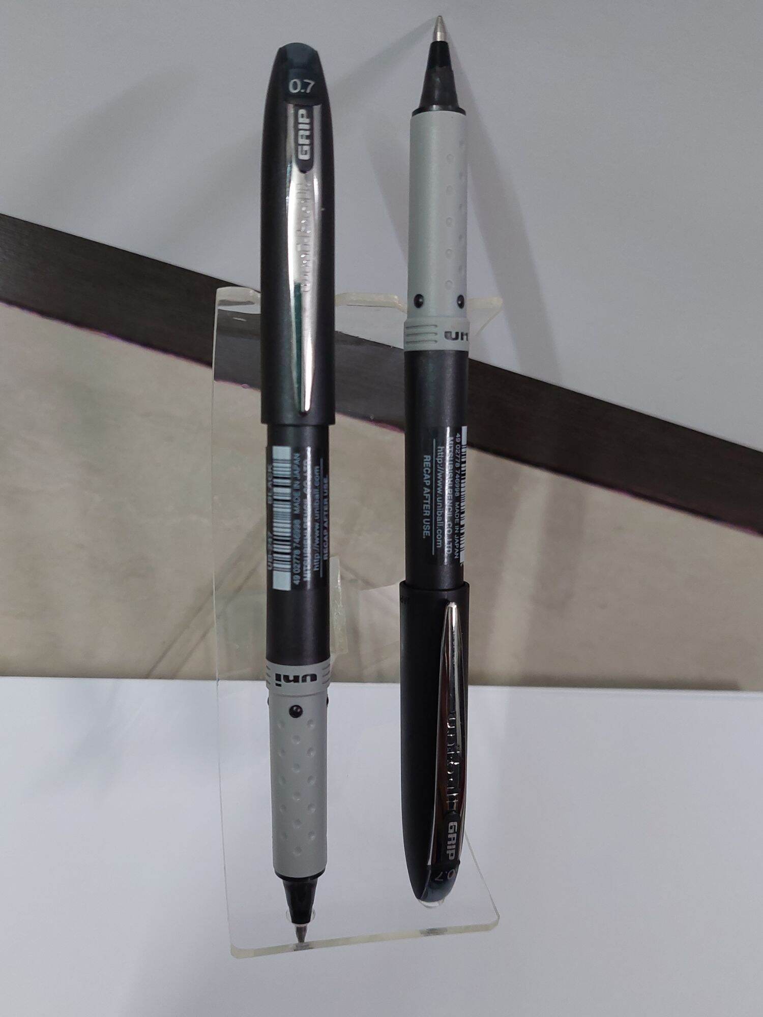 Bút Uni UB-247 GRIP Fine (Viết & Ký) Roller ball Pen ( Made in Japan) 0.7mm