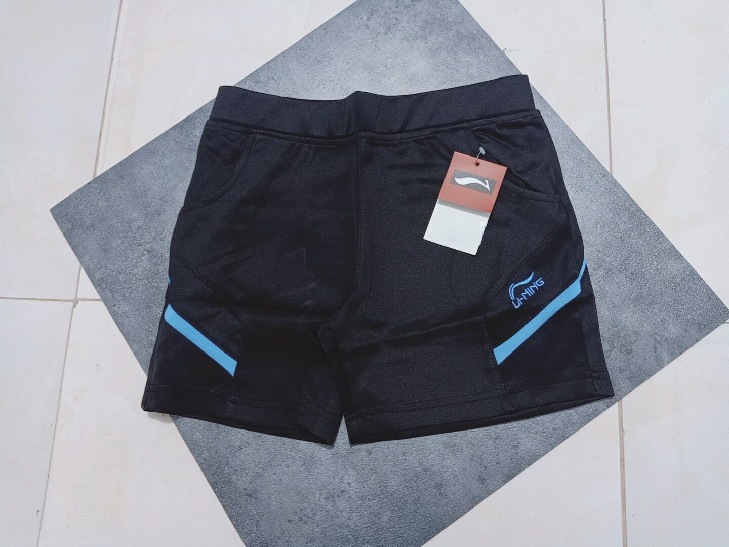 Quần cầu lông Lining nữ 100% chất thun poly.